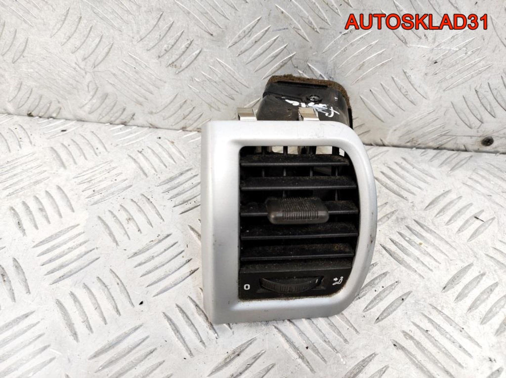 Дефлектор воздушный левый Skoda Fabia 2 5J0819701, 900 рублей, Дубовое