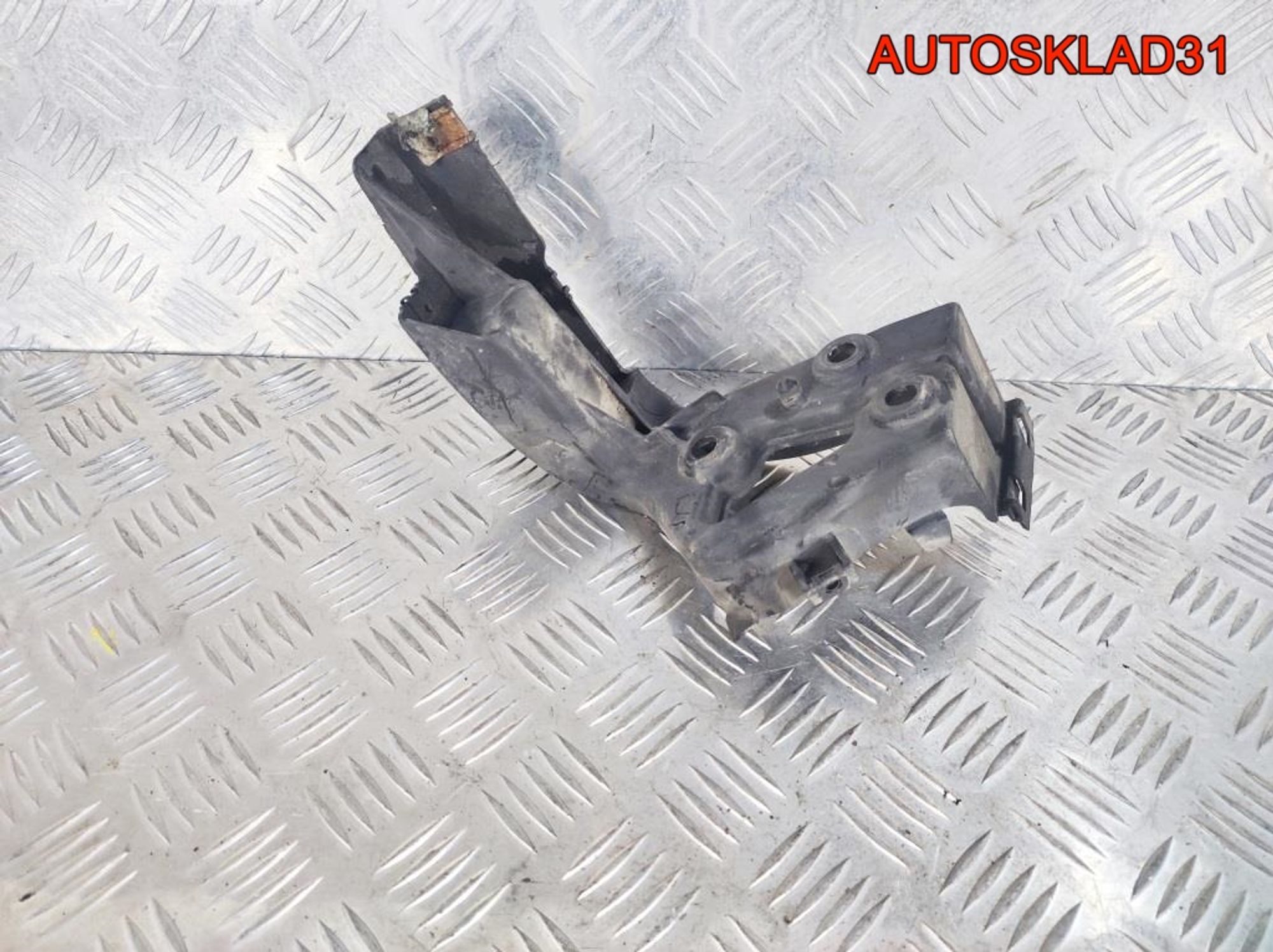 Кронштейн на порог задний левый Audi A8 D3, 900 рублей, Дубовое