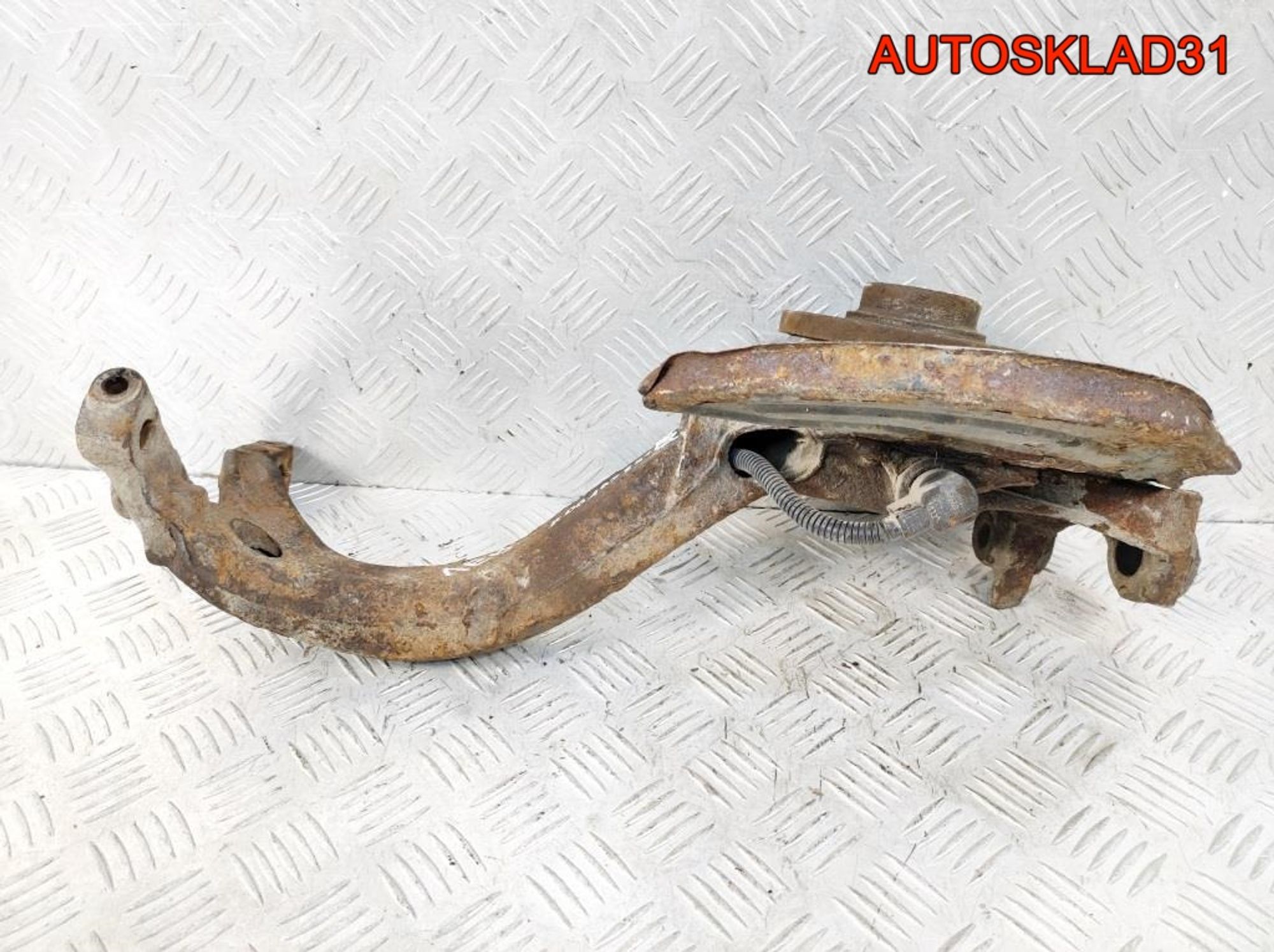 Кулак передний левый VW Passat B5 8D0407257AM, 1200 рублей, Дубовое