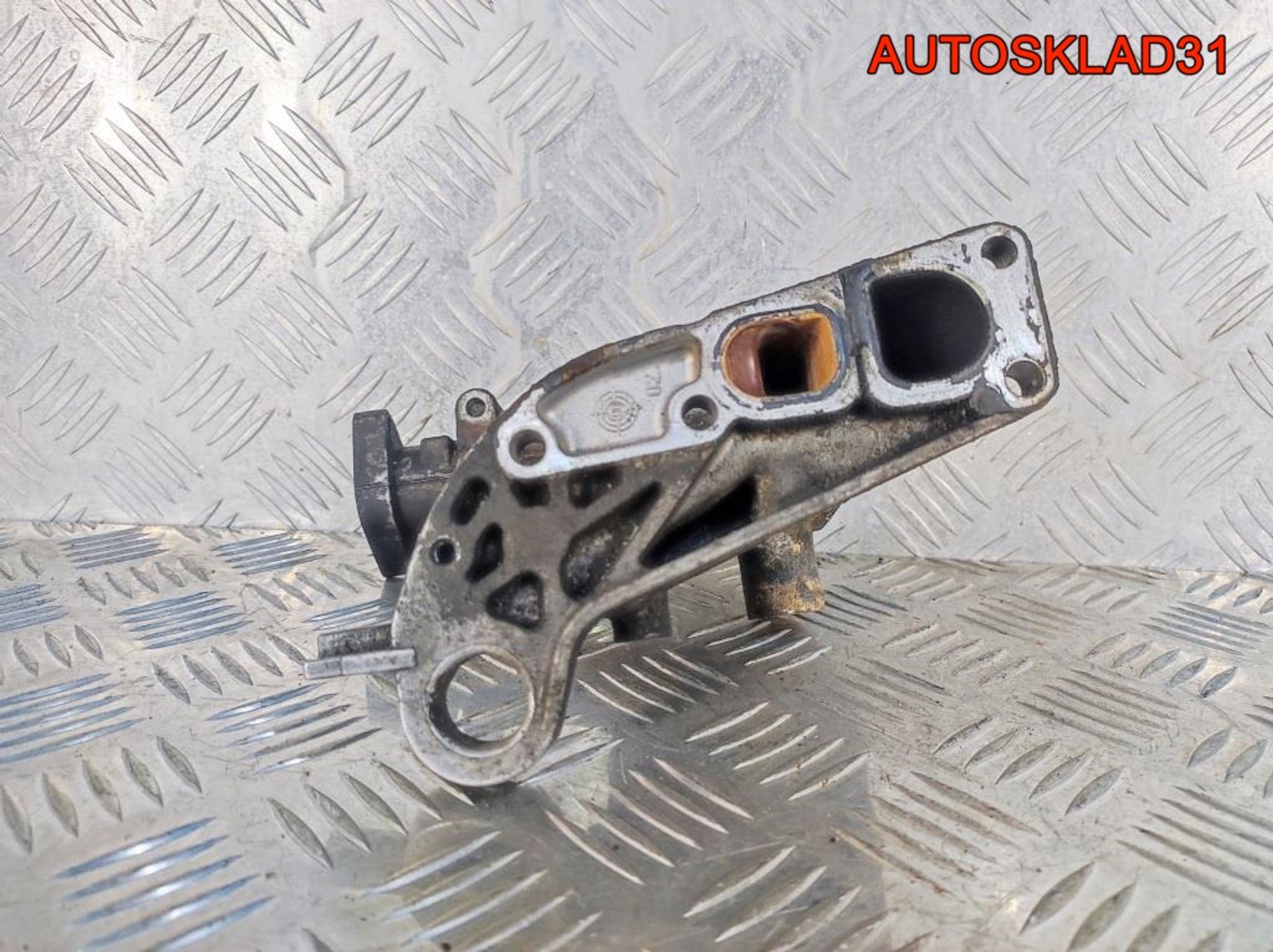 Фланец системы охлаждения Vito 638 A6112000690, 1700 рублей, Дубовое