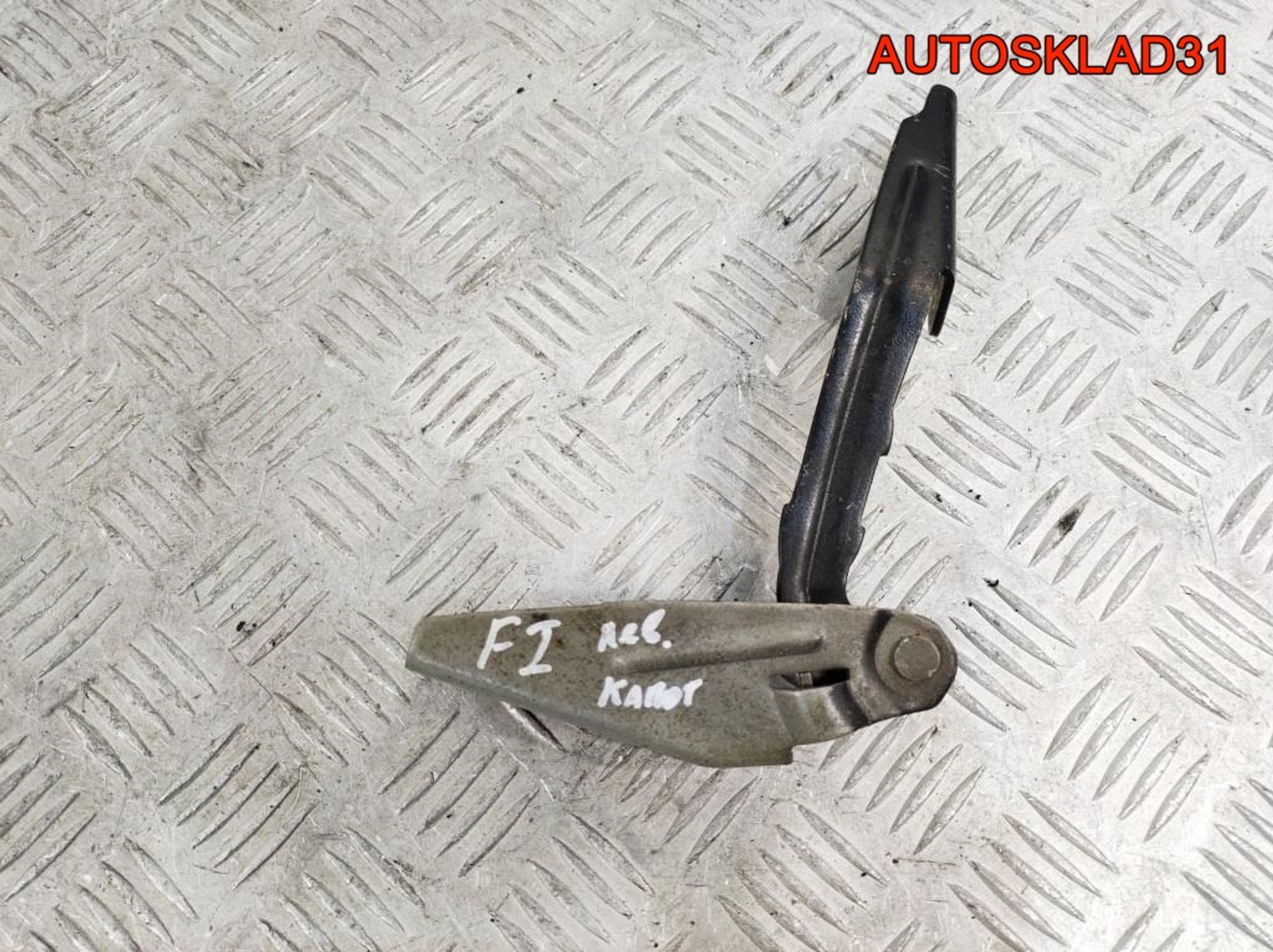 Петля капота левая Ford Focus 1 XS4116801AF, 900 рублей, Дубовое