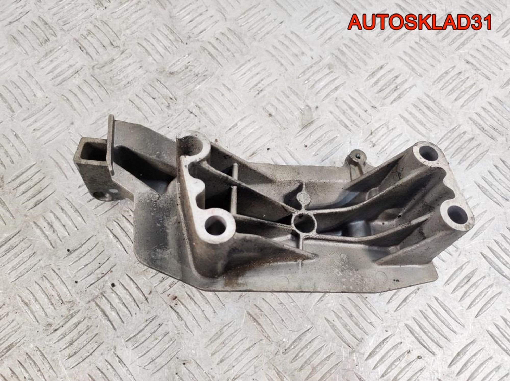 Кронштейн двигателя правый VW Polo 4 1,4 AUA 036199275M, 900 рублей, Дубовое