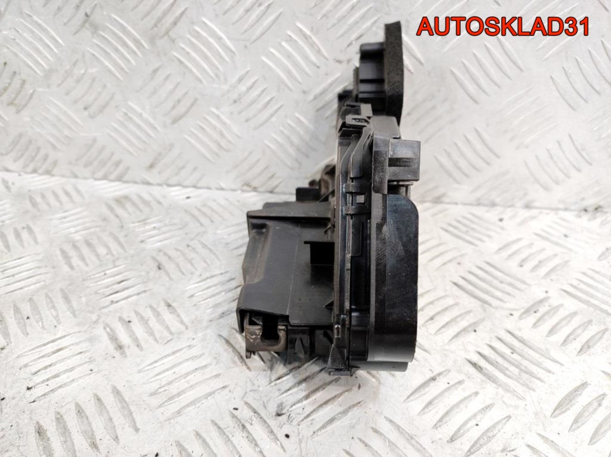 Замок двери передней правой Skoda Rapid 5TB837016A, 4100 рублей, Дубовое