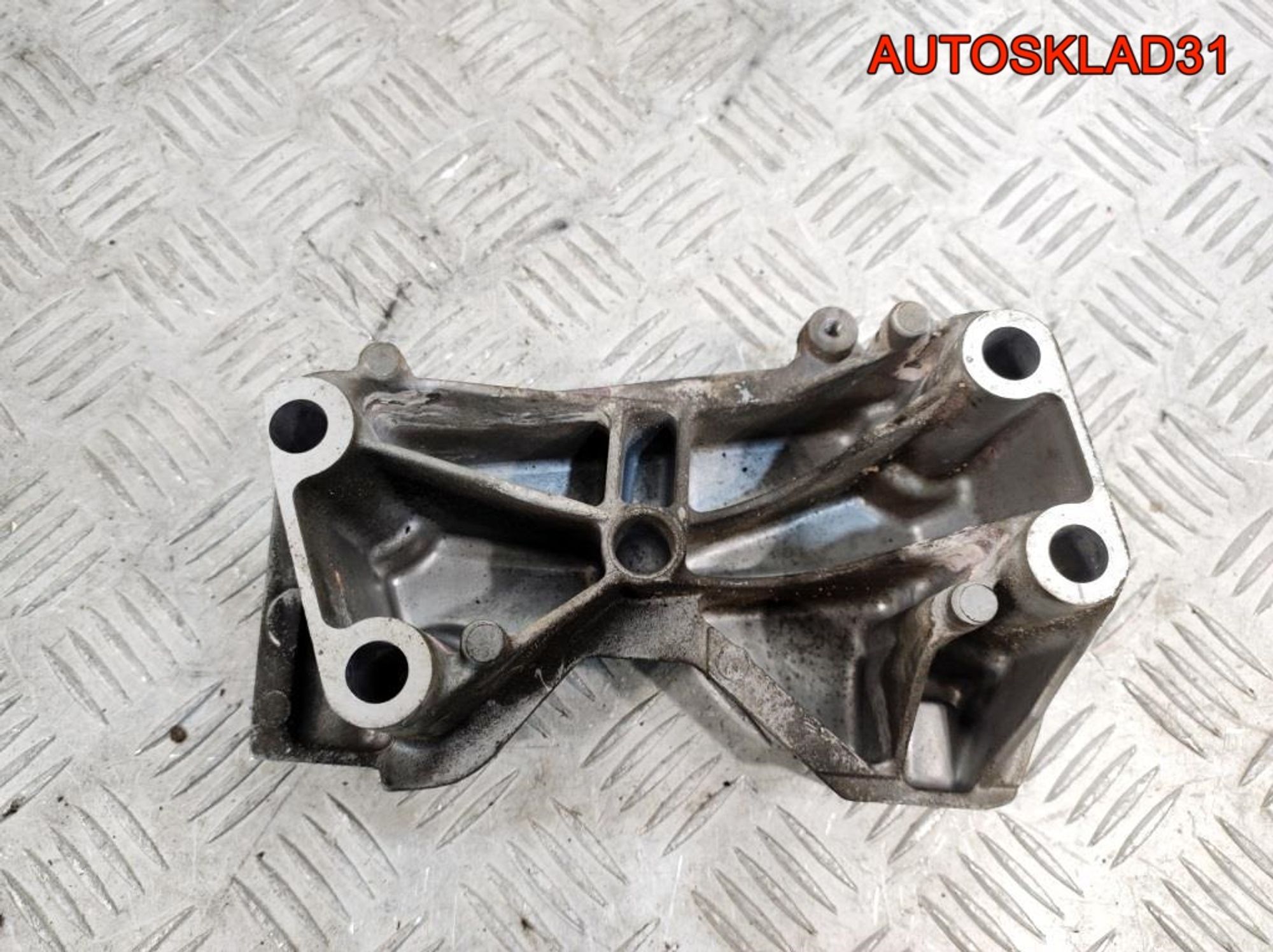 Кронштейн двигателя задний VW Polo 3 036199275D, 700 рублей, Дубовое