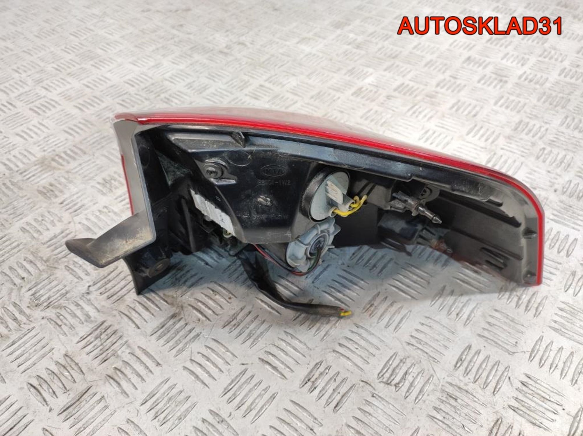 Фонарь задний наружный левый Kia Rio 3 924011W210 Хетчбэк, 2000 рублей, Дубовое