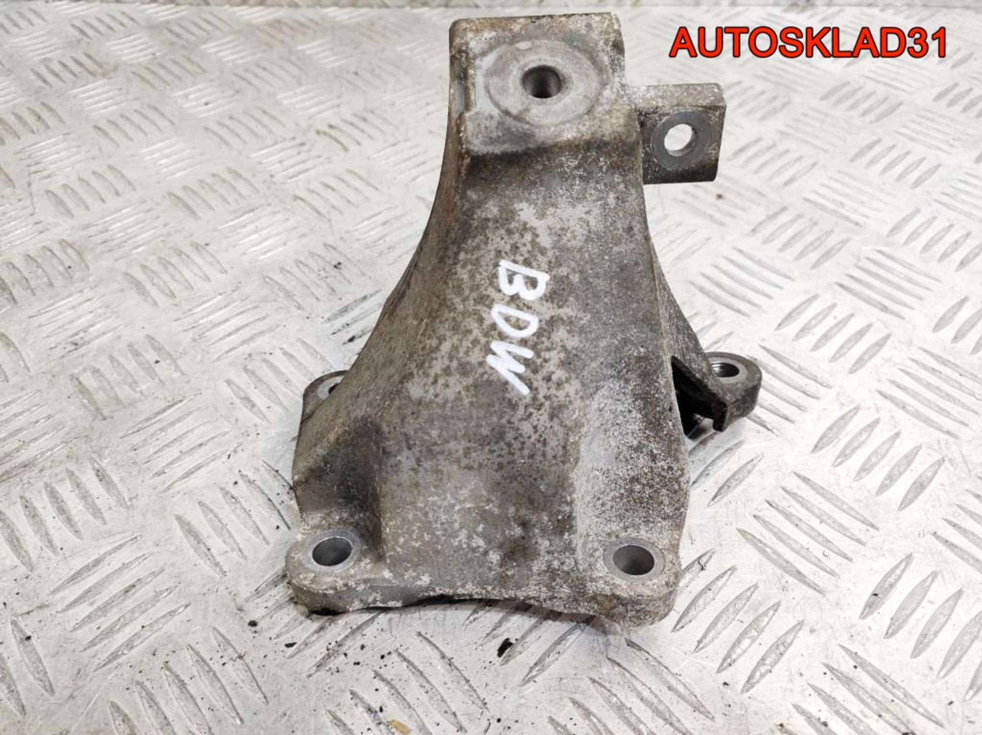 Кронштейн двигателя левый Audi A6 C6 2,4 BDW 4F0199307N, 500 рублей, Дубовое