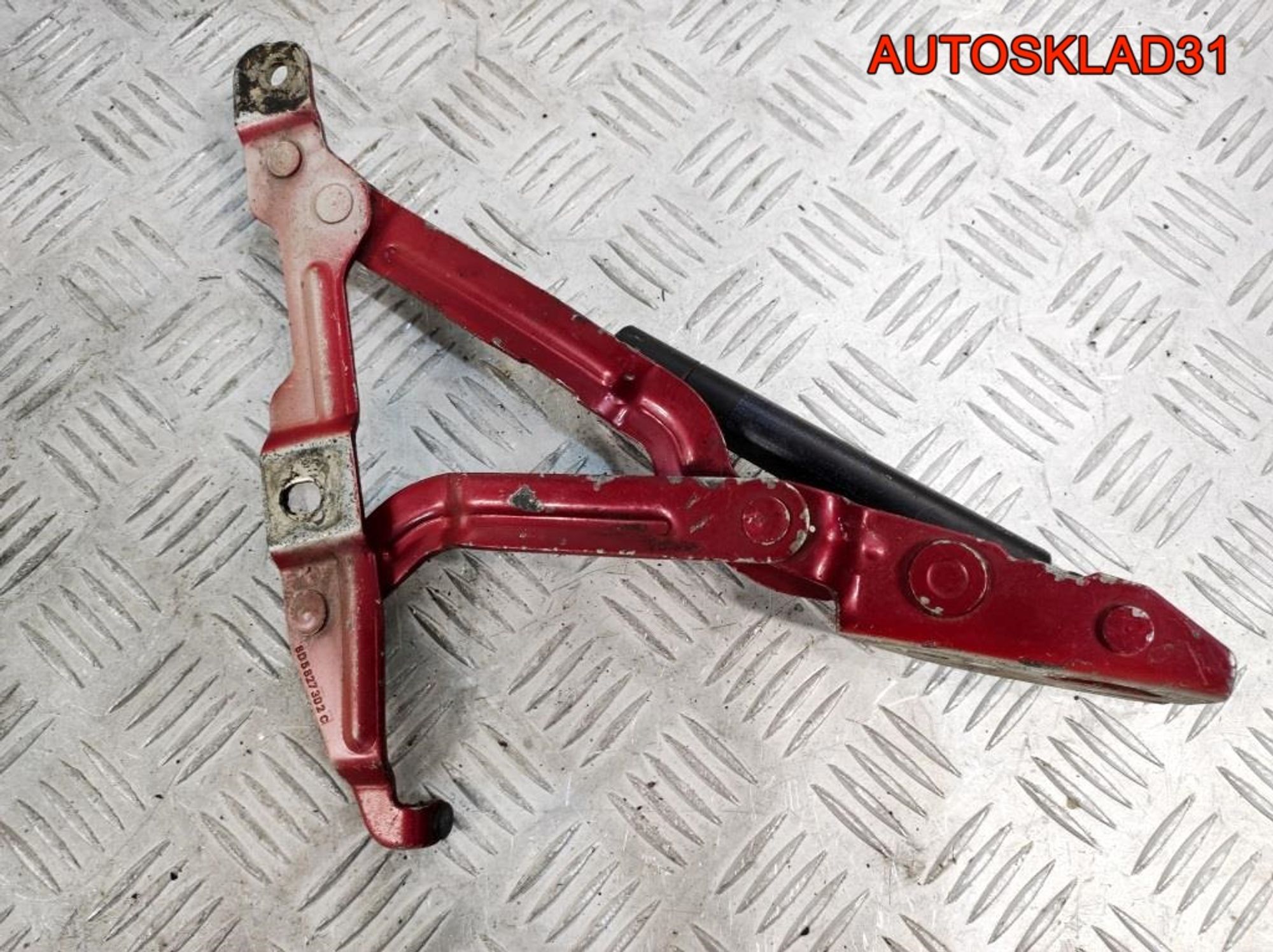 Петля крышки багажника правая Audi A4 B5 8D5827302C, 900 рублей, Дубовое
