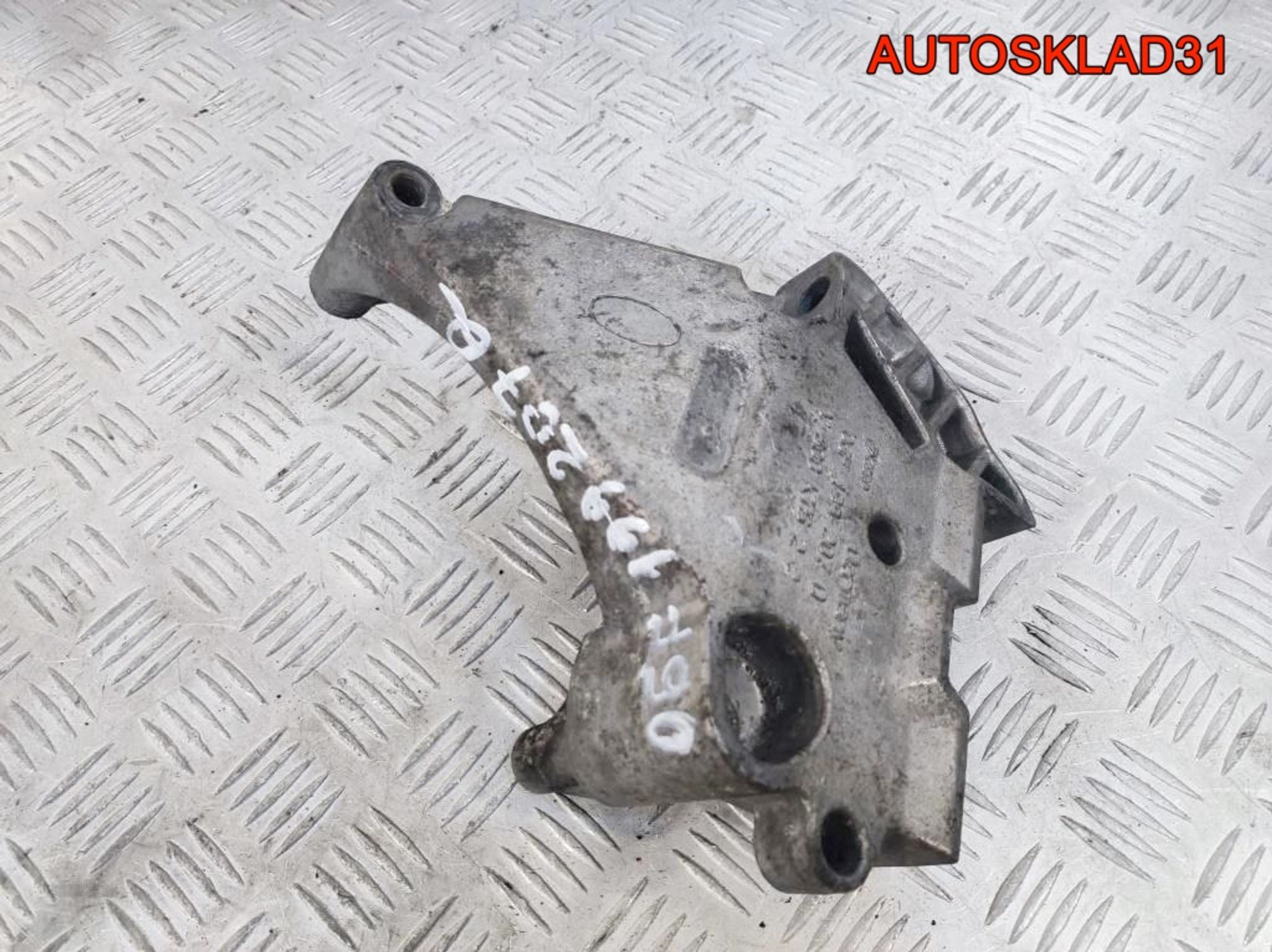 Кронштейн опоры двигателя VW Golf 5 06F199207Q, 2100 рублей, Дубовое