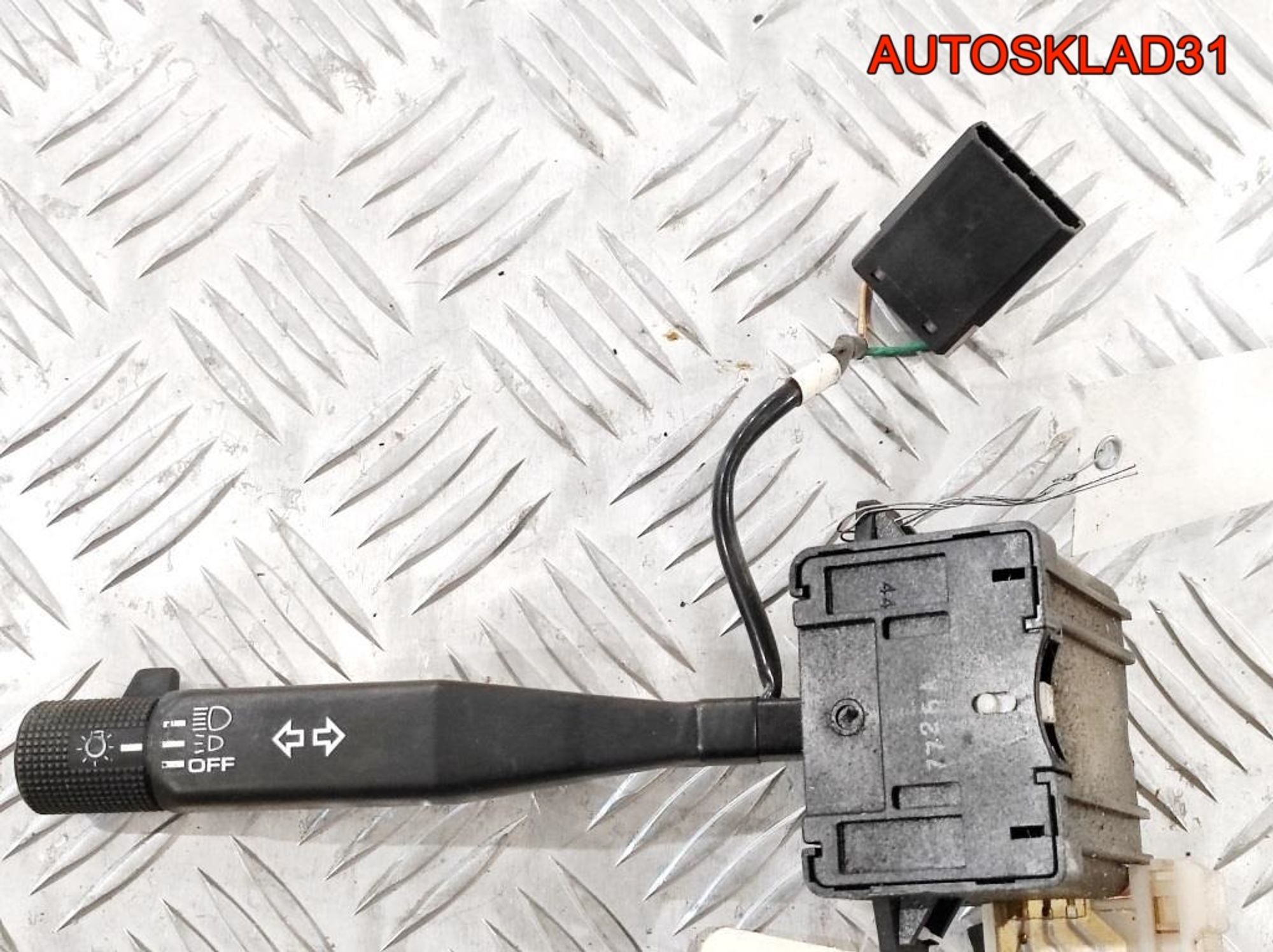 Переключатель поворотов Nissan Sunny B12, 1000 рублей, Дубовое