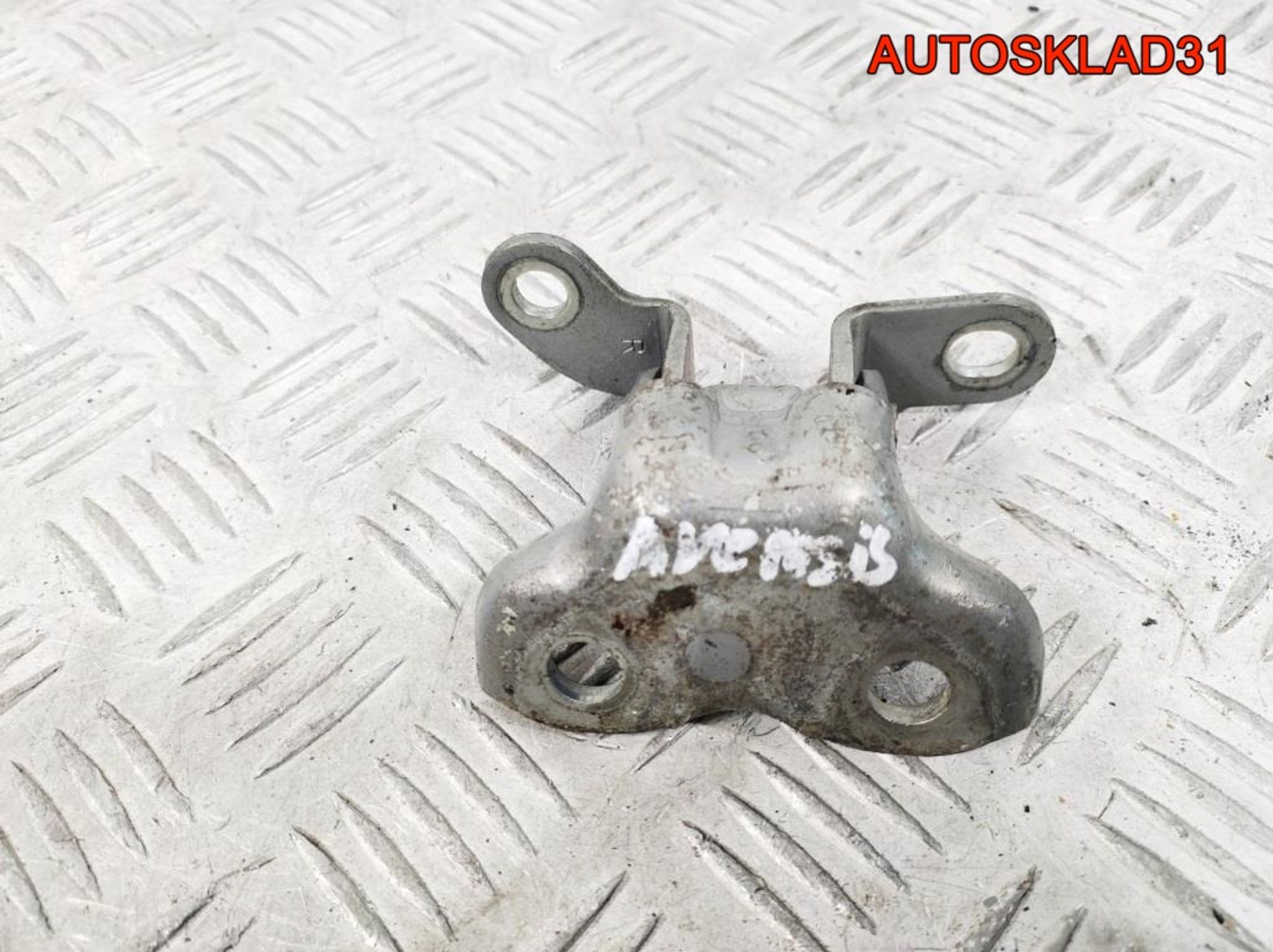 Петля двери передняя правая нижняя Toyota Avensis, 900 рублей, Дубовое