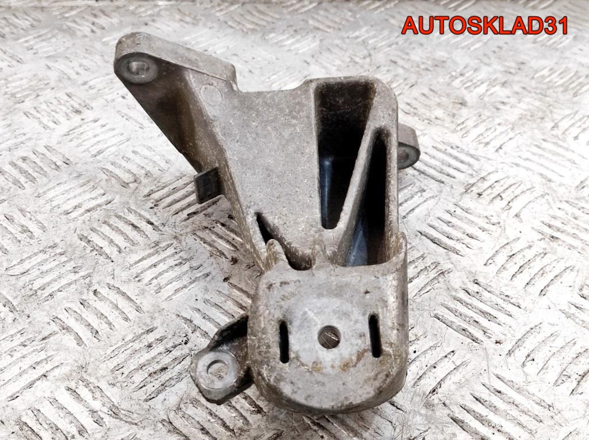 Кронштейн двигателя VW Passat B5 2,3 AGZ 3B0199308, 1200 рублей, Дубовое