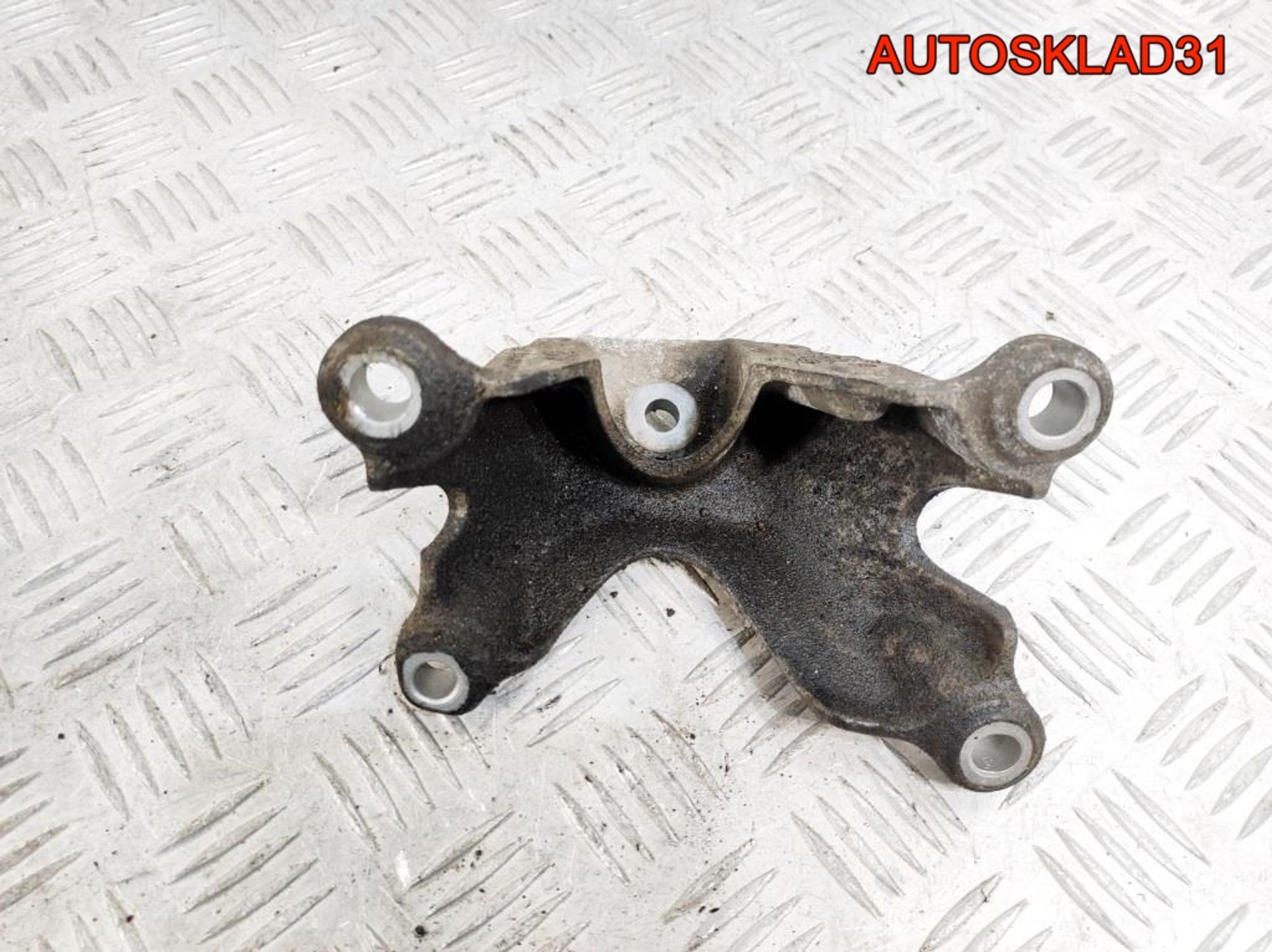 Кронштейн двигателя левый Audi A6 C6 2,4 BDW 4F0199307M, 500 рублей, Дубовое