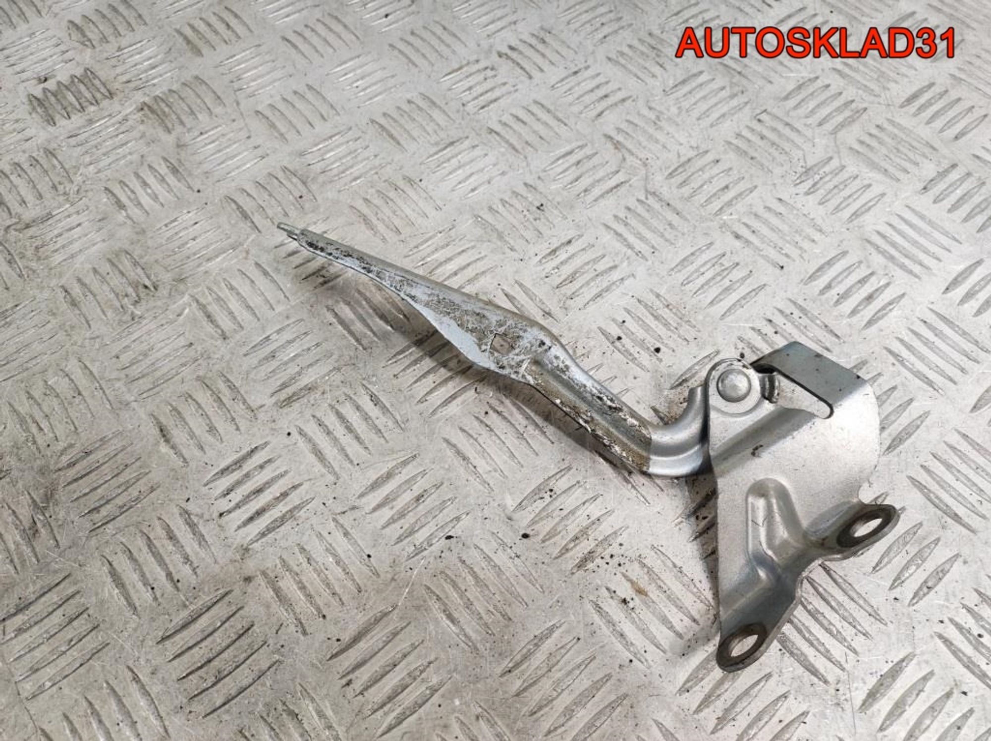 Петля капота левая Mazda 3 BK B32H52420A Хетчбэк, 900 рублей, Дубовое