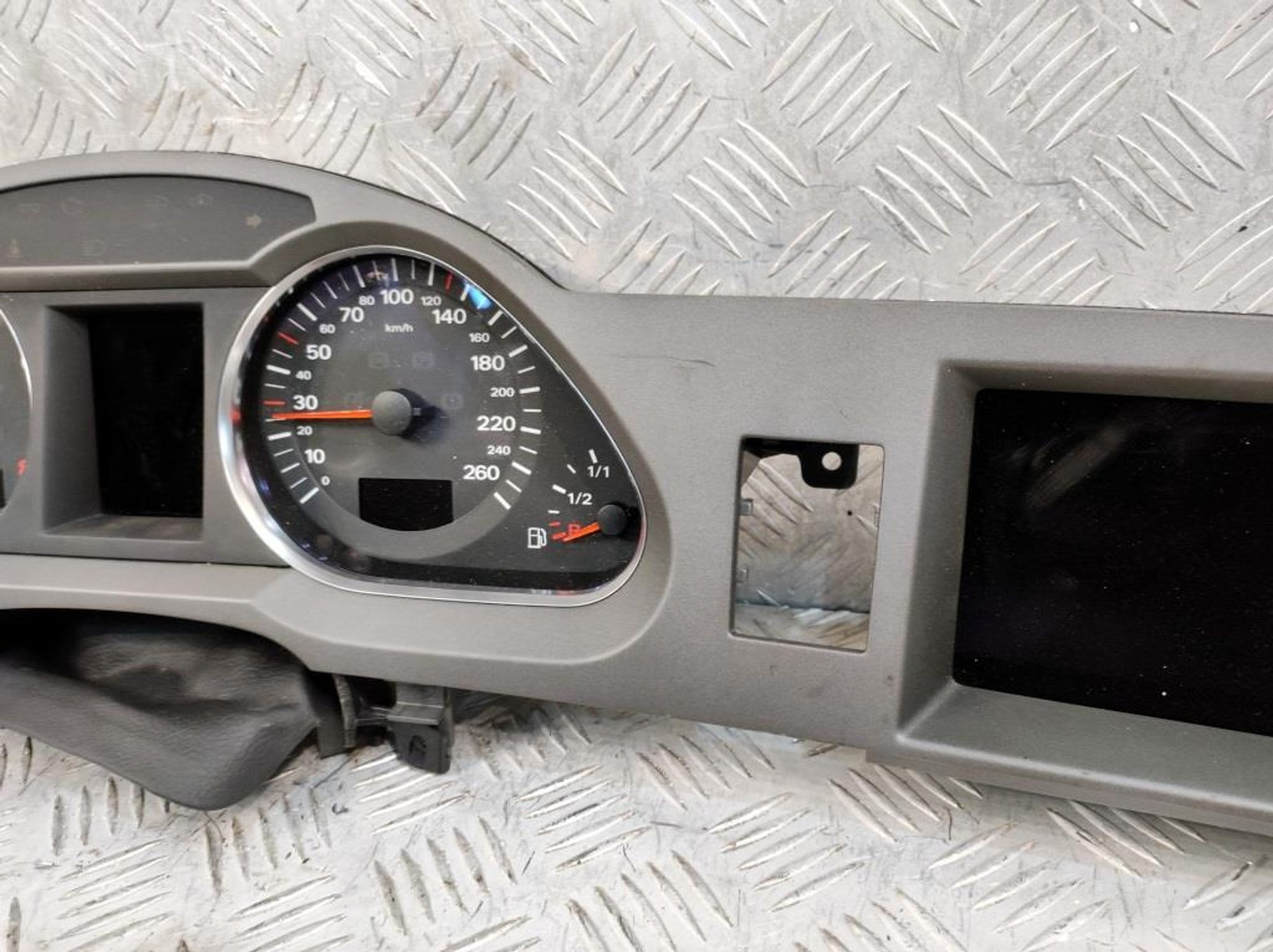 Панель приборов Audi A6 C6 Бензин 4F0920900M, 10800 рублей, Дубовое