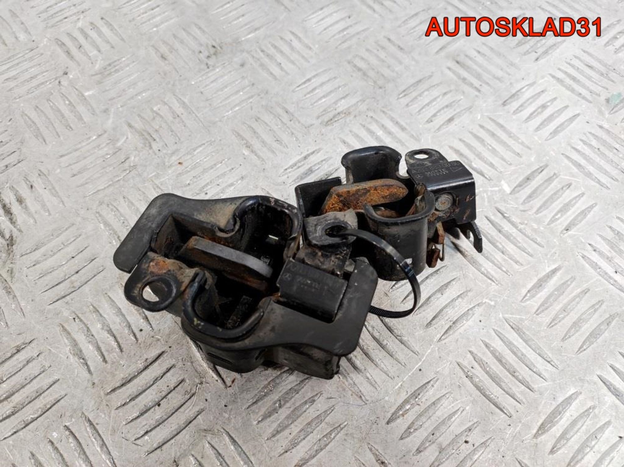 Замок капота Mercedes-Benz W203 A2038800060, 1400 рублей, Дубовое