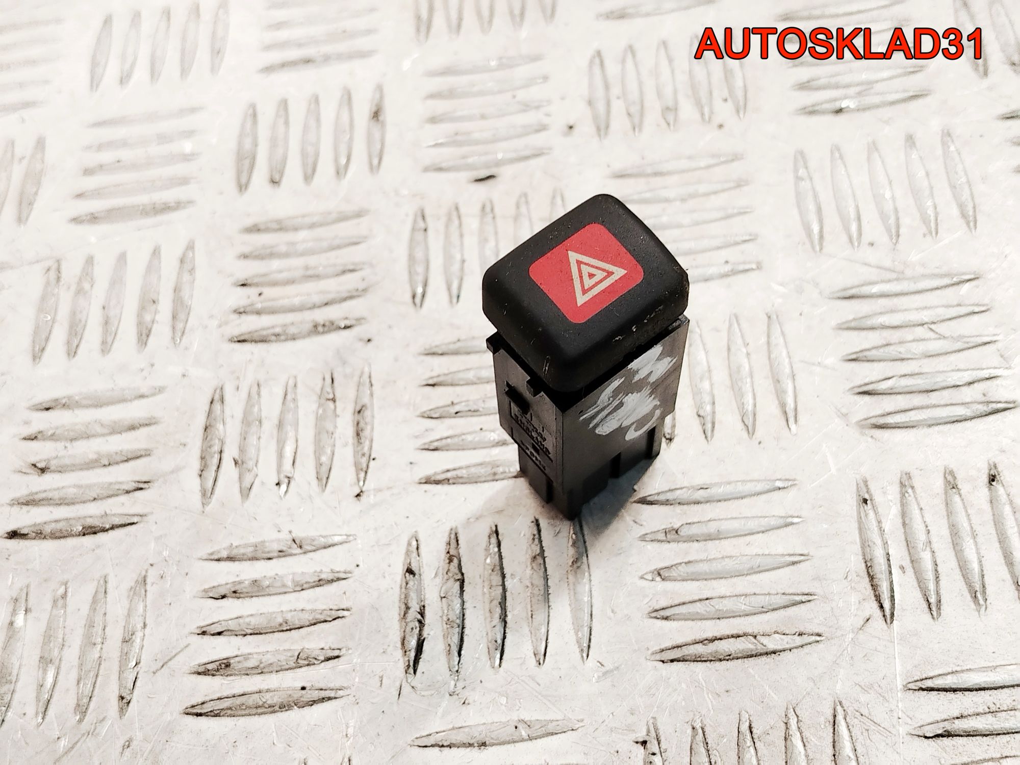 Кнопка аварийной сигнализации Mitsubishi Carisma DA MR911155, 800 рублей, Дубовое