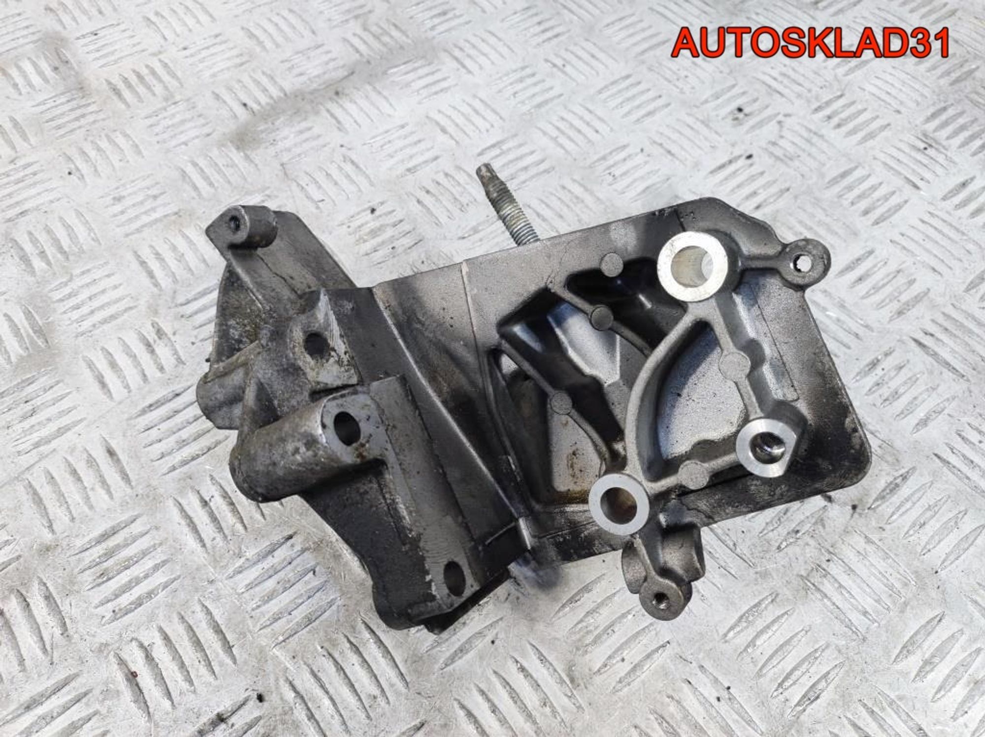 Кронштейн двигателя правый Ford Focus 1 98MM6F001A1A, 1300 рублей, Дубовое