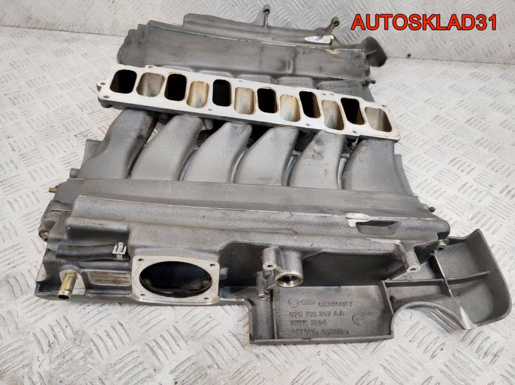 Коллектор впускной Audi A8 D3 6.0BHT Бензин 07C133221AE, 4500 рублей, Дубовое