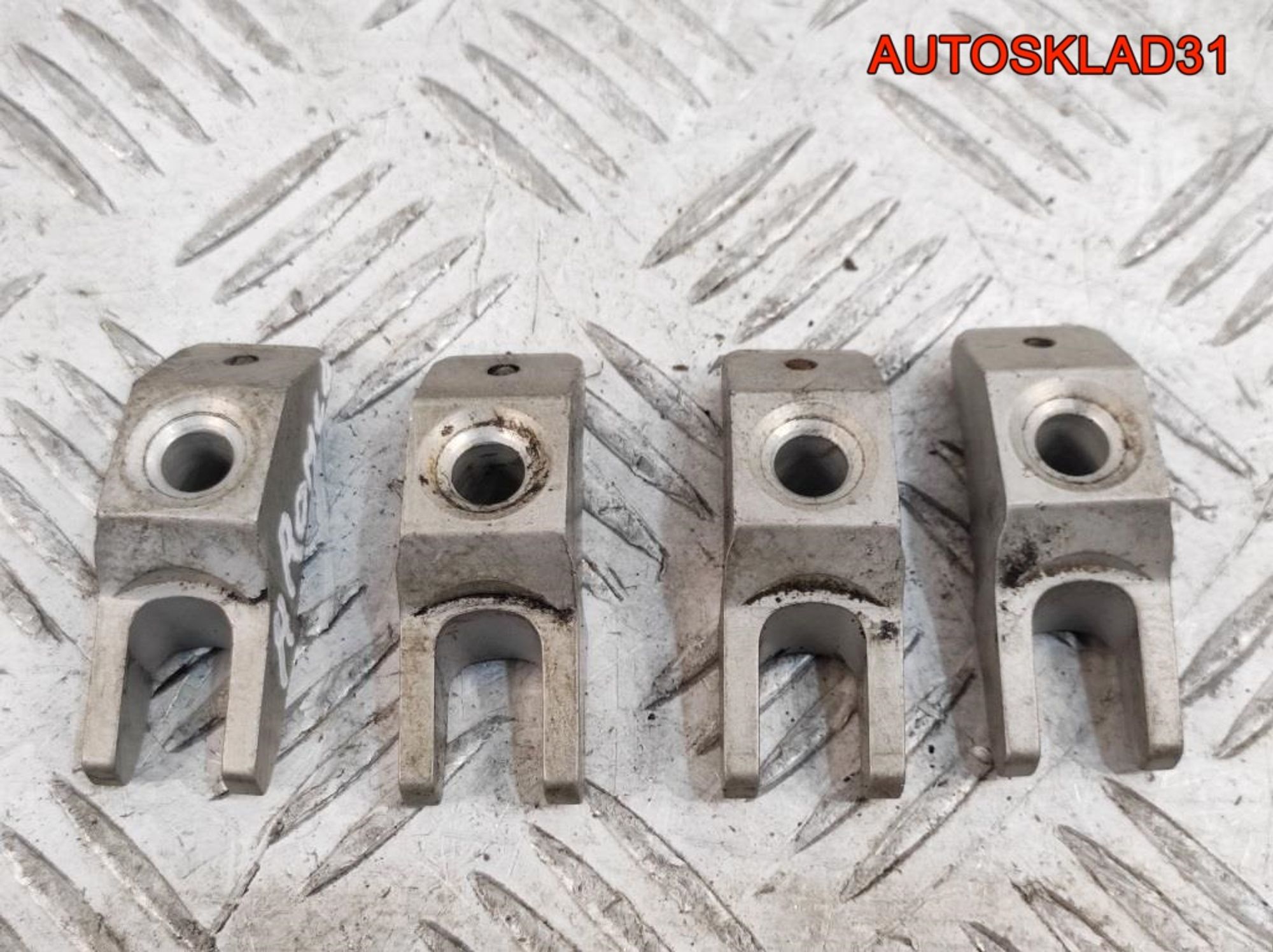 Кронштейны форсунок Alfa Romeo Giulietta 3 1,6 955 A3.000 Дизeль, 1500 рублей, Дубовое