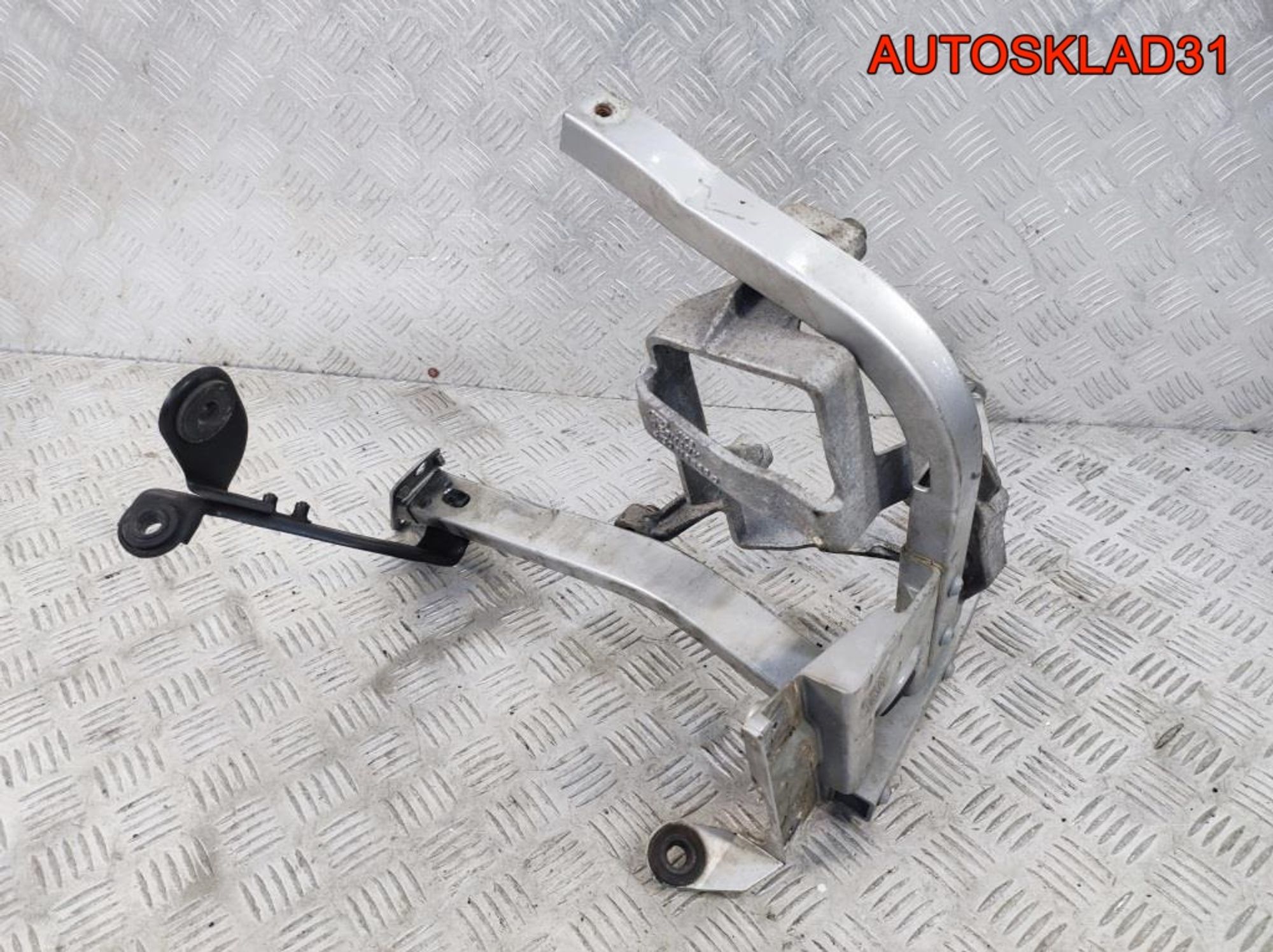 Кронштейн крепления крыла Audi A8 D3 4E0821137D, 12200 рублей, Дубовое