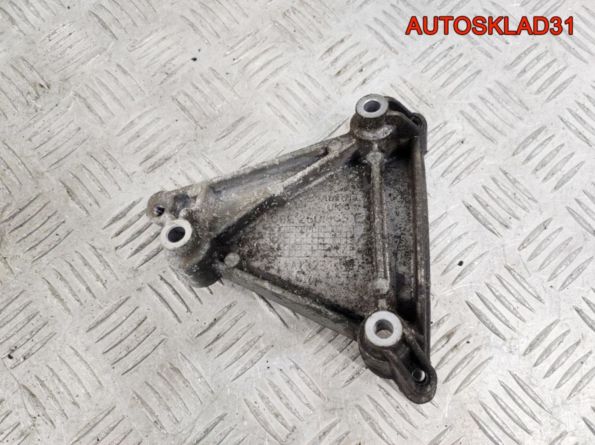 Кронштейн кондиционера Audi A6 C6 2,4 BDW 06E260835C, 600 рублей, Дубовое