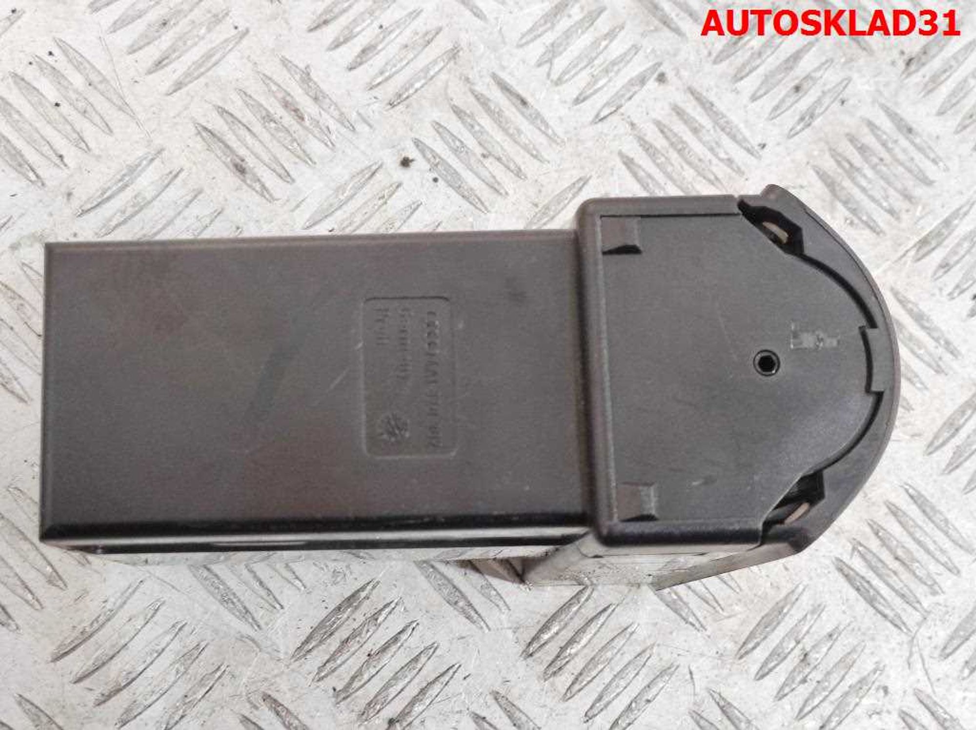 Дефлектор воздушный правый Audi A6 C4 4A1820902, 900 рублей, Дубовое