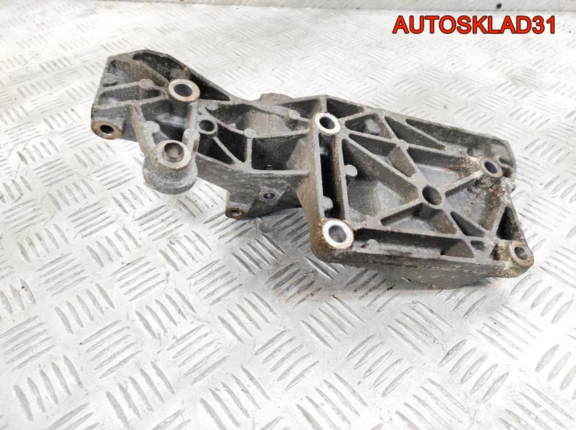 Кронштейн генератора VW Golf 4 1,9 ATD 038903143R, 600 рублей, Дубовое