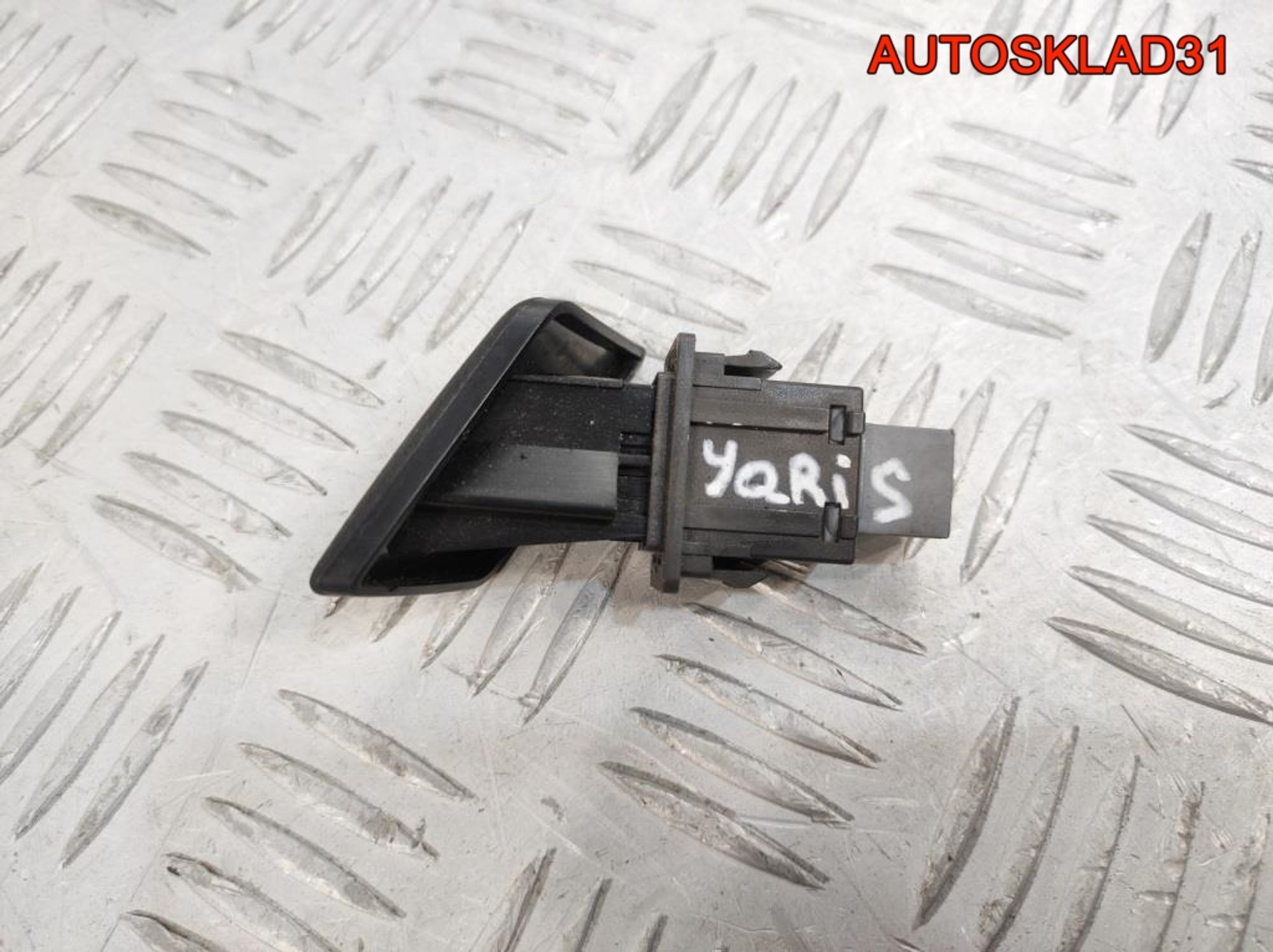 Кнопка аварийной сигнализации Toyota Yaris 2 843320D020, 600 рублей, Дубовое