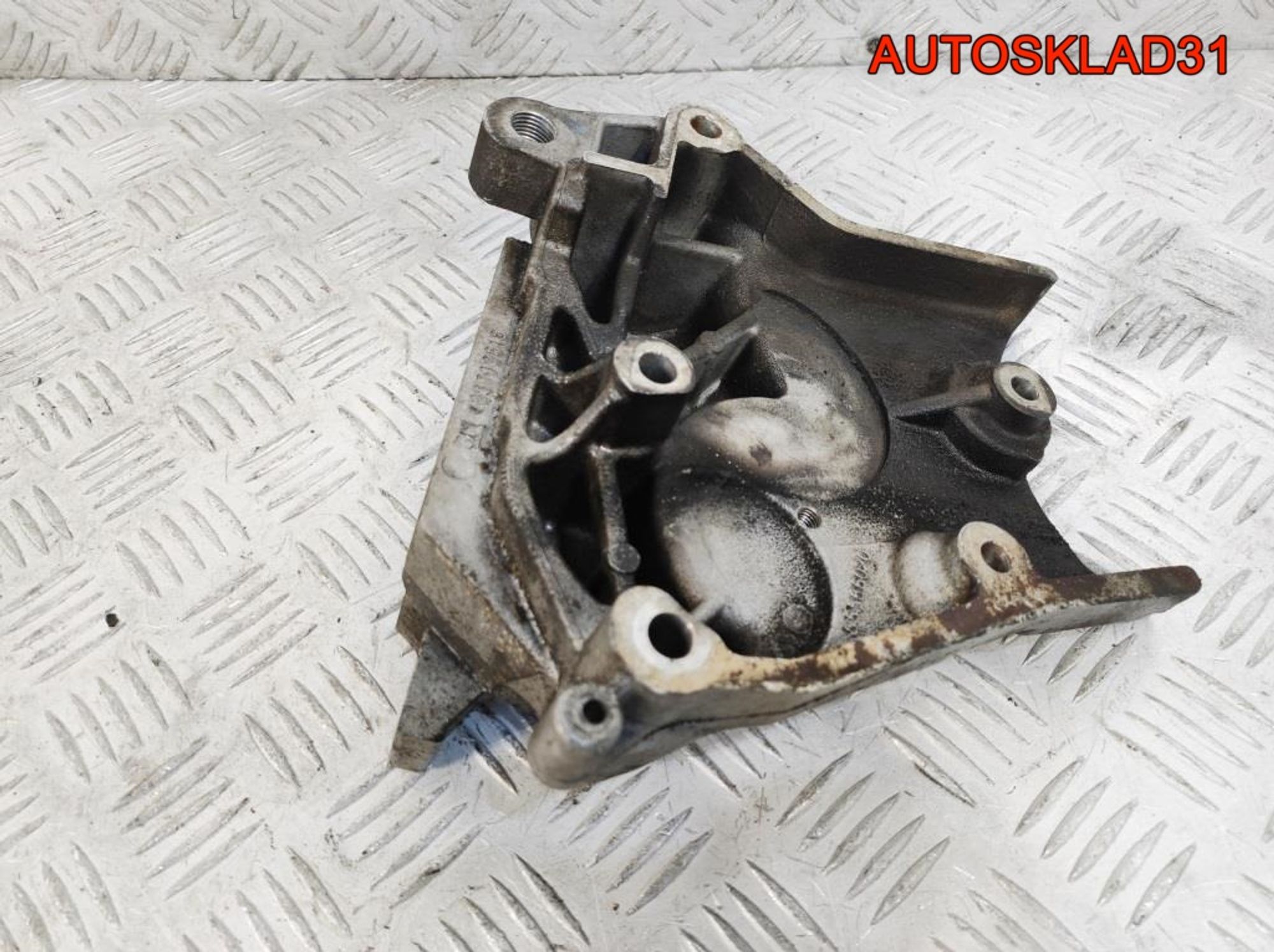 Кронштейн двигателя правый Opel Insignia 55566020, 900 рублей, Дубовое