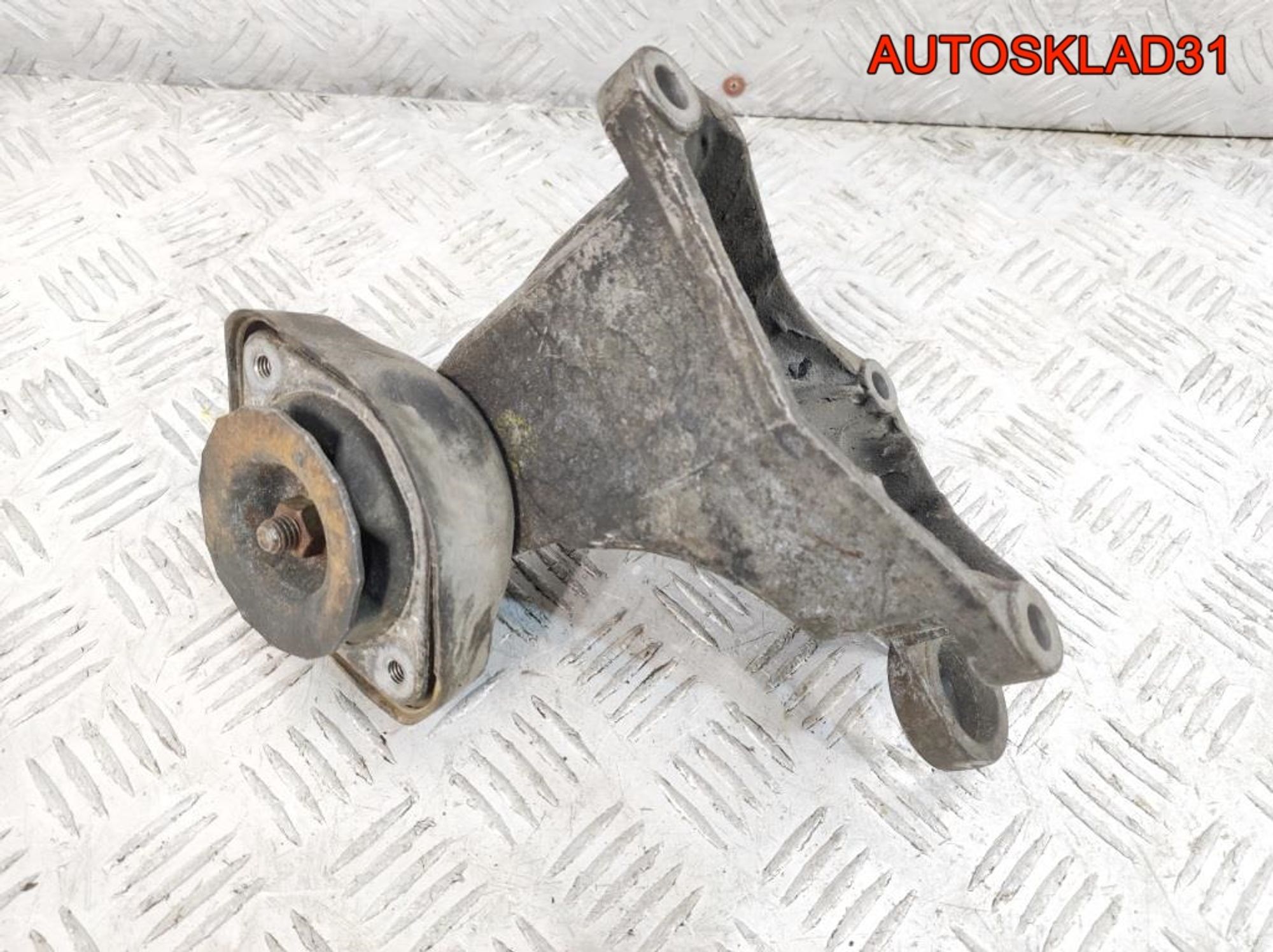 Кронштейн МКПП правый VW Passat B5 8D0399114S, 1500 рублей, Дубовое