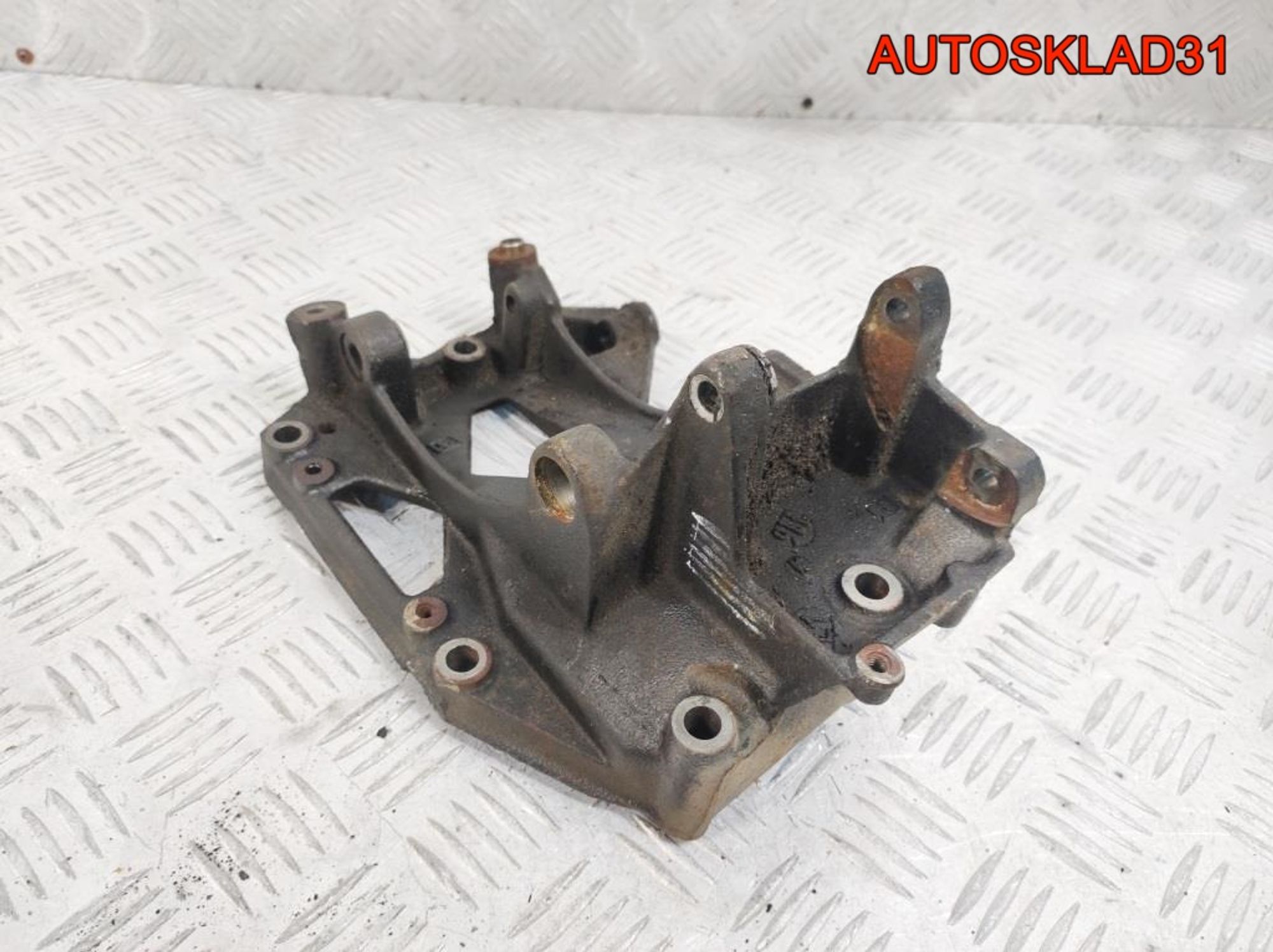 Кронштейн генератора Citroen C5 1,8 EW6/7 Бензин, 1400 рублей, Дубовое