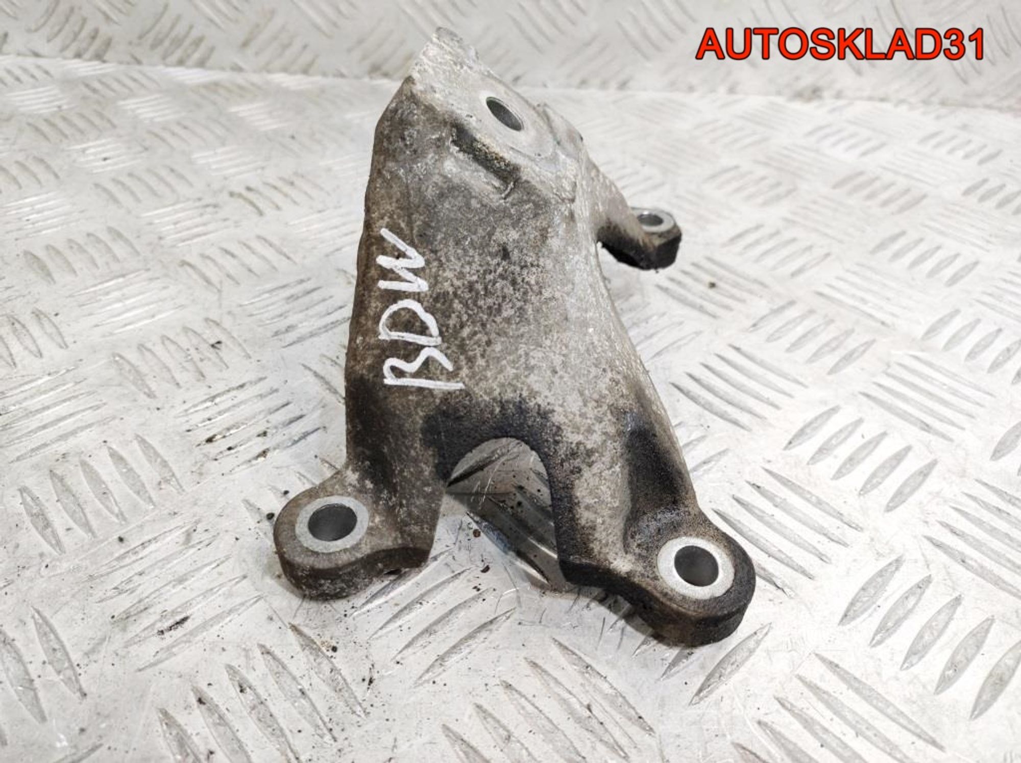 Кронштейн двигателя левый Audi A6 C6 2,4 BDW 4F0199307M, 500 рублей, Дубовое