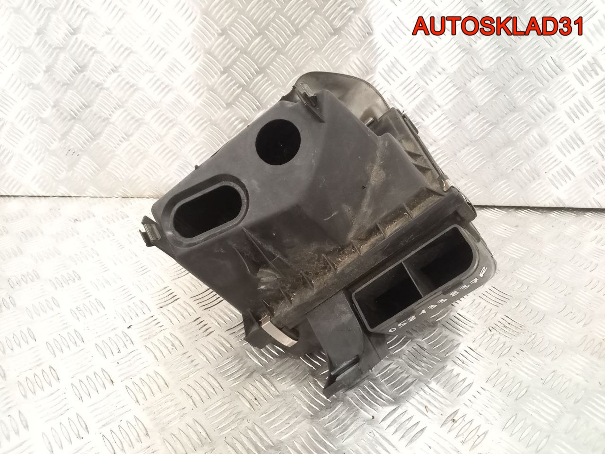 Корпус воздушного фильтра VW Passat B5 058133837R, 1400 рублей, Дубовое