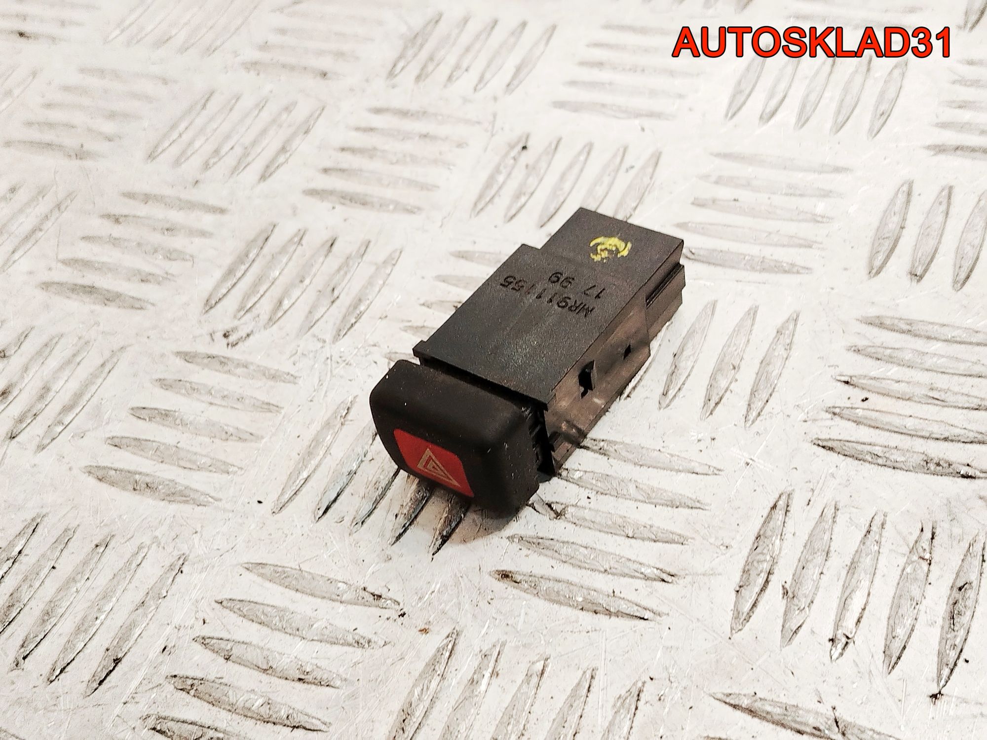 Кнопка аварийной сигнализации Mitsubishi Carisma DA MR911155, 800 рублей, Дубовое