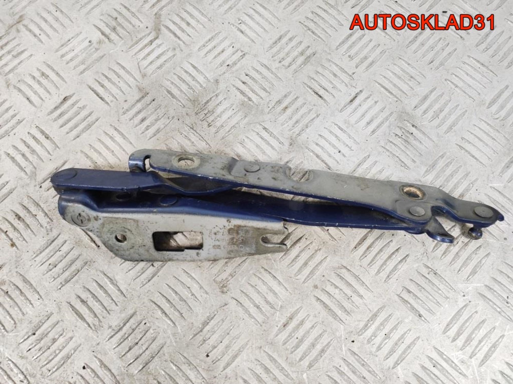 Петля крышки багажника правая Audi A4 B7 8E5827302, 900 рублей, Дубовое