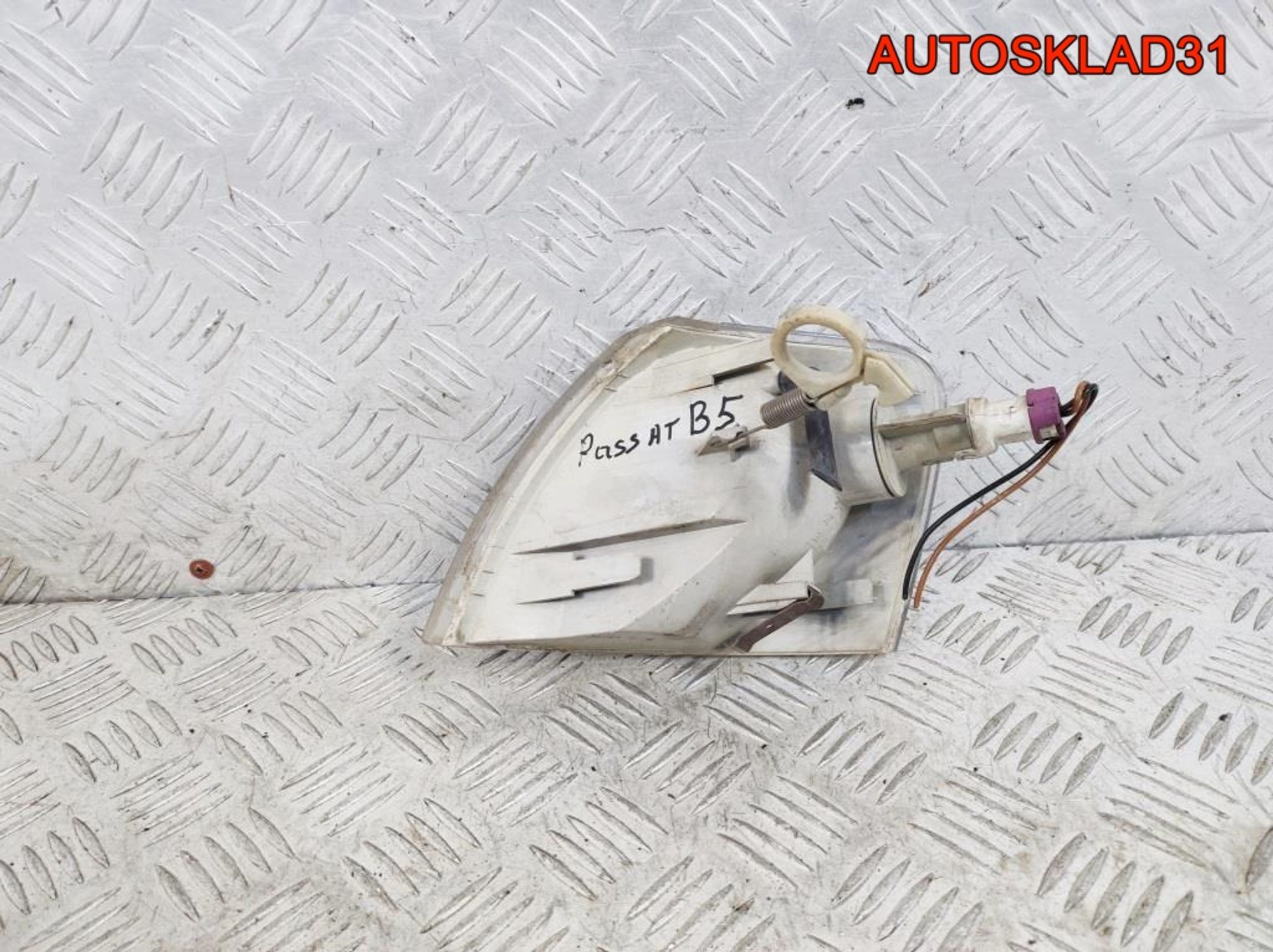 Указатель поворота правый VW Passat B5 3B0953050C, 900 рублей, Дубовое