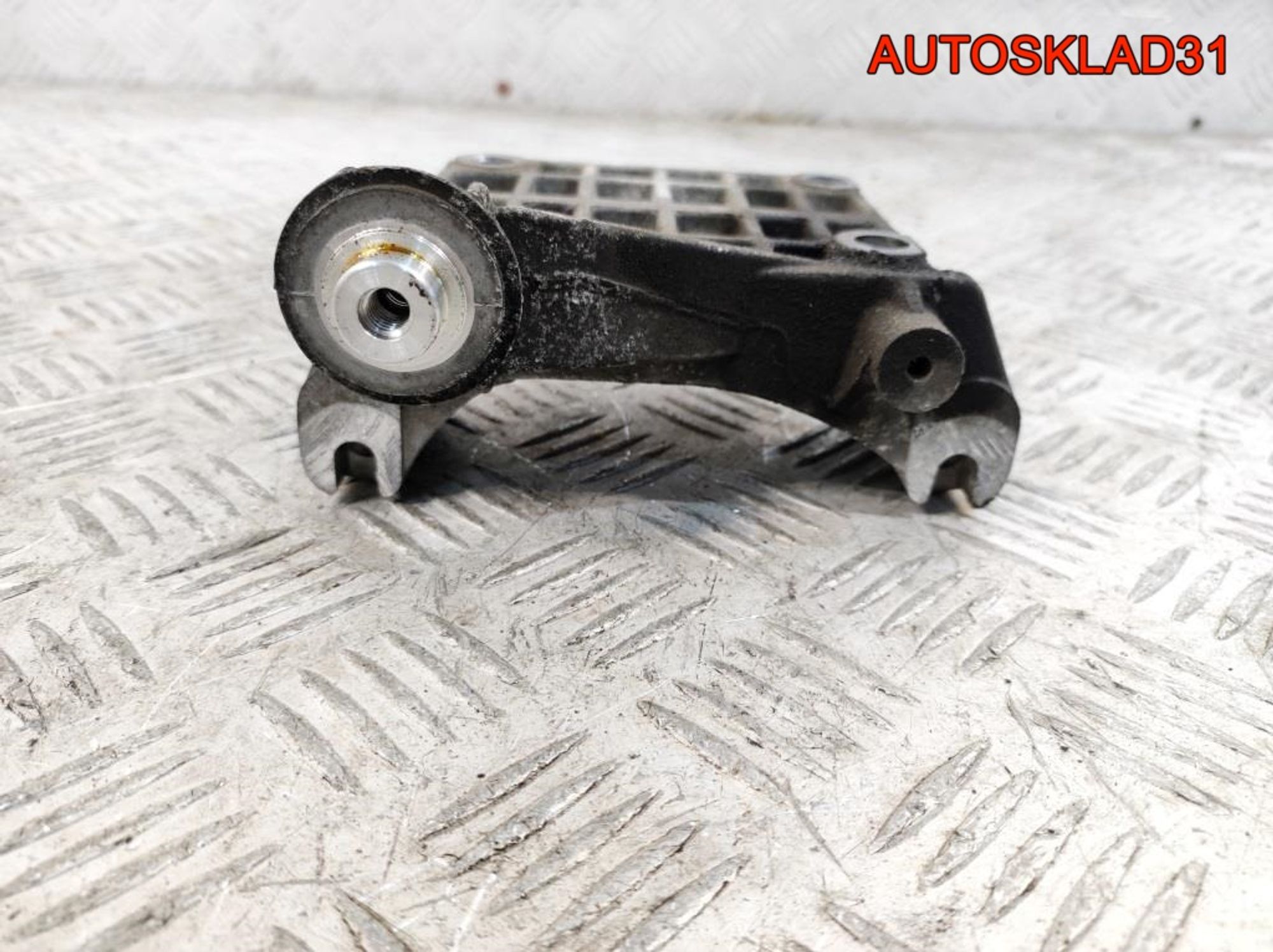 Кронштейн генератора Audi A4 B7 3.0 ASB 059903143K, 700 рублей, Дубовое