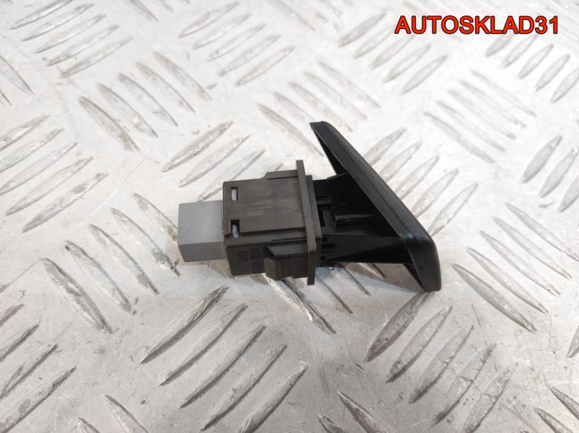 Кнопка аварийной сигнализации Toyota Yaris 2 843320D020, 600 рублей, Дубовое