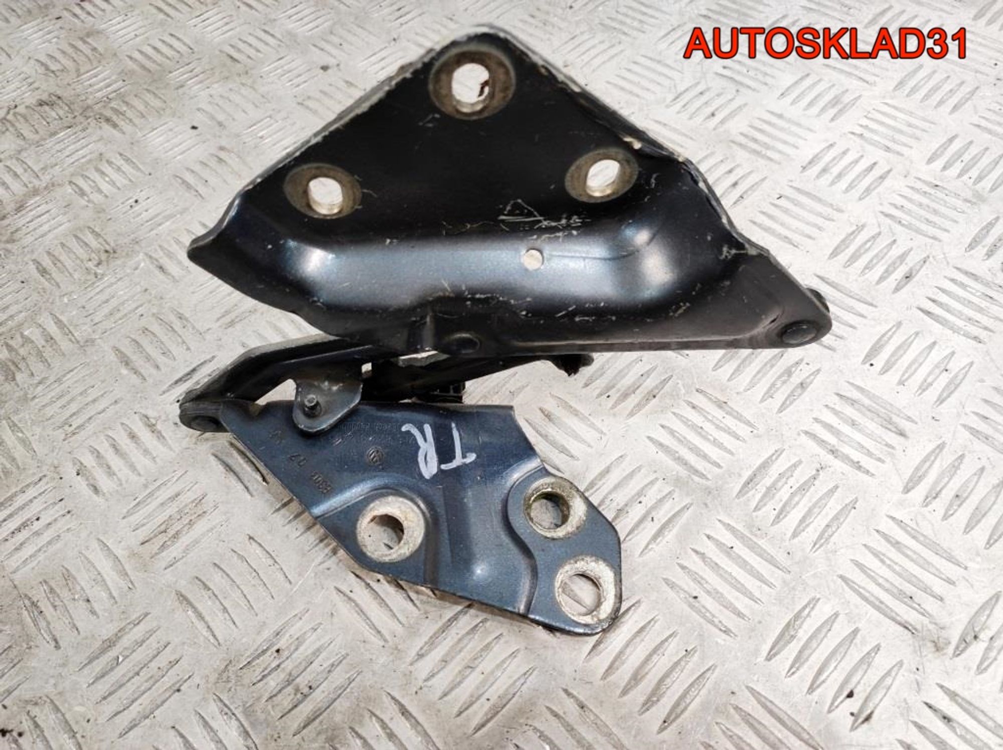 Петля капота правая VW Touareg 7L6823302A, 1400 рублей, Дубовое