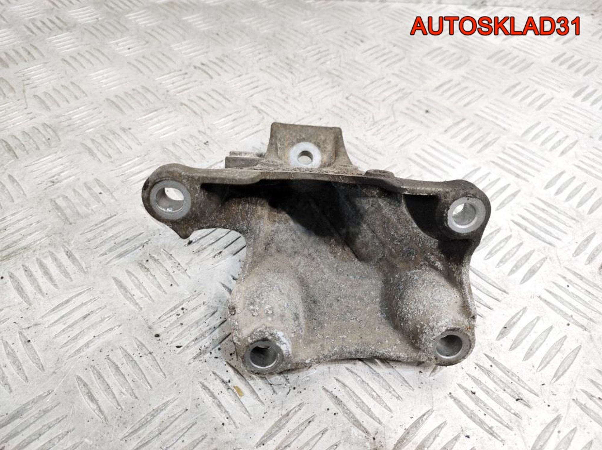 Кронштейн двигателя левый Audi A6 C6 2,4 BDW 4F0199307N, 500 рублей, Дубовое