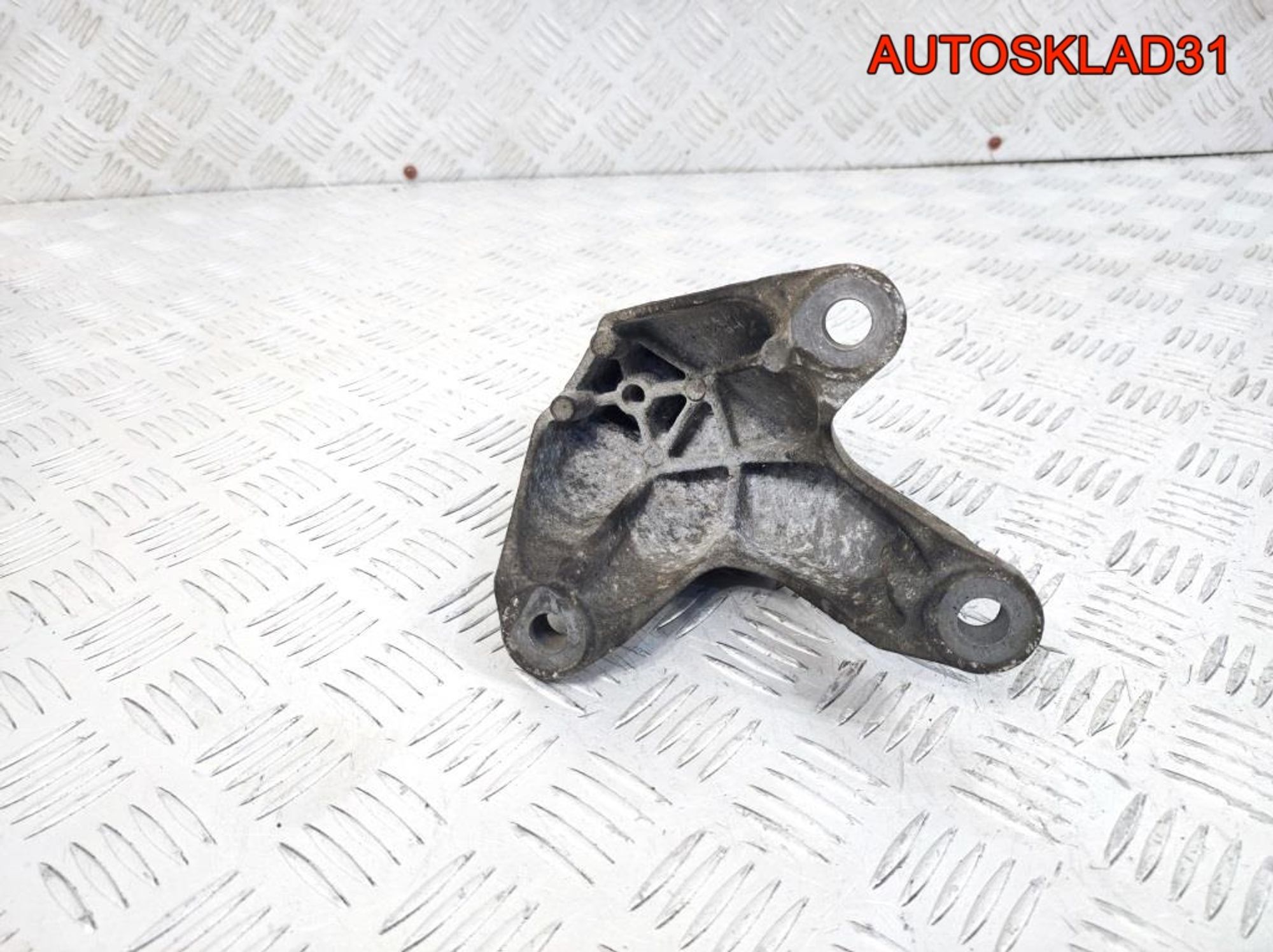 Кронштейн левый МКПП  Ford Focus 1 98AB7M125CG, 900 рублей, Дубовое