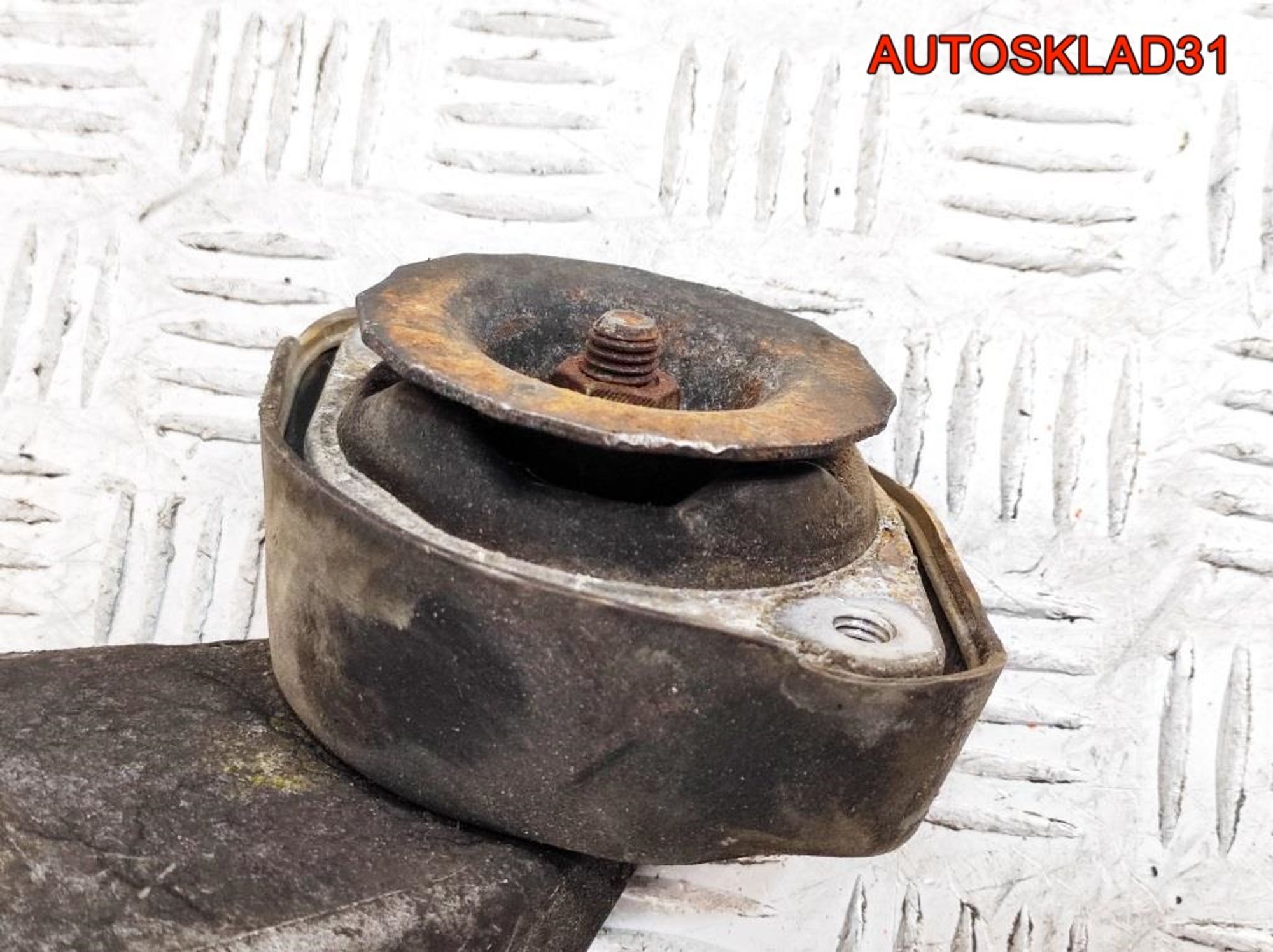 Кронштейн МКПП правый VW Passat B5 8D0399114S, 1500 рублей, Дубовое