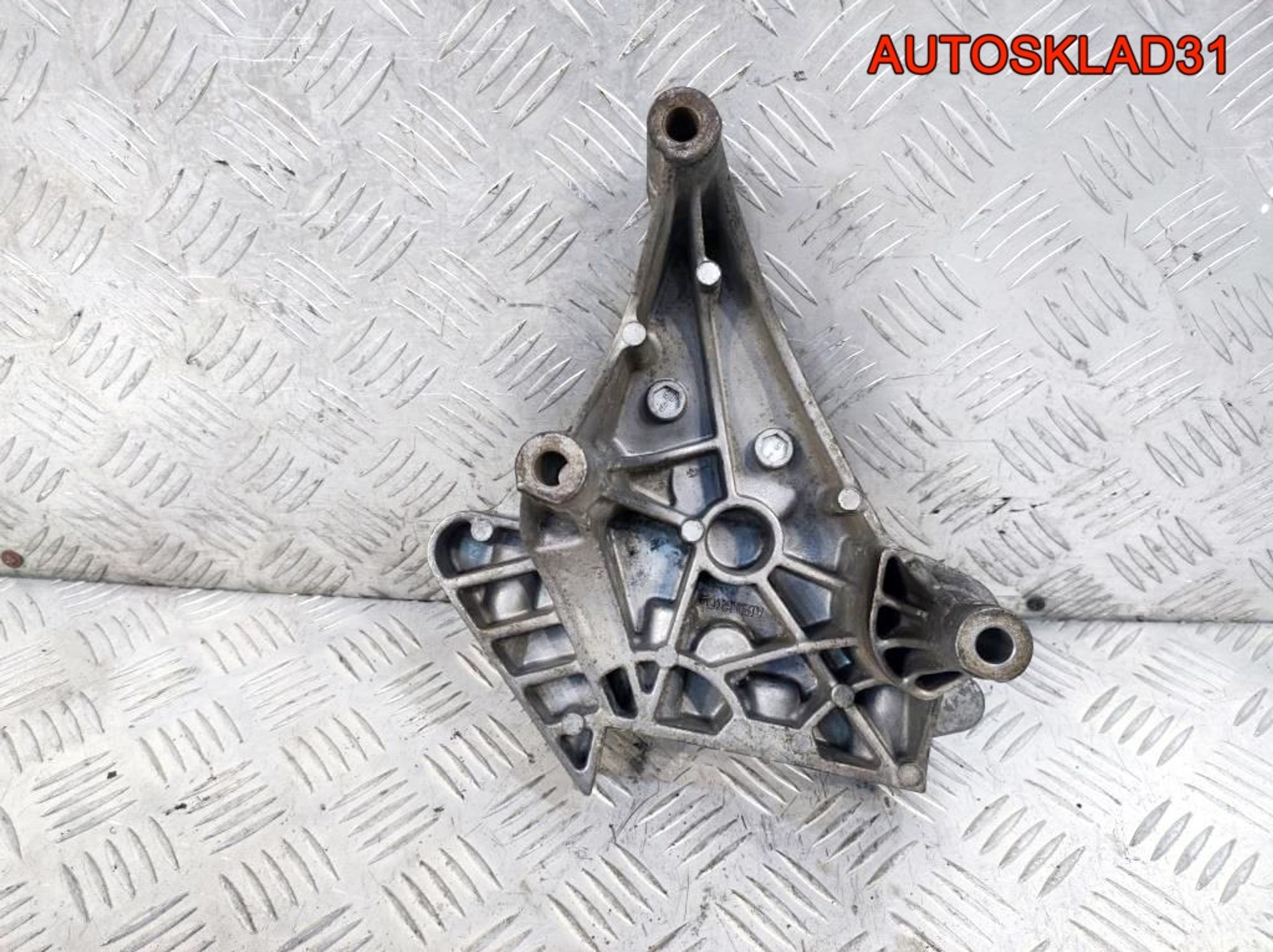 Кронштейн опоры двигателя VW Golf 5 06F199207Q, 2100 рублей, Дубовое