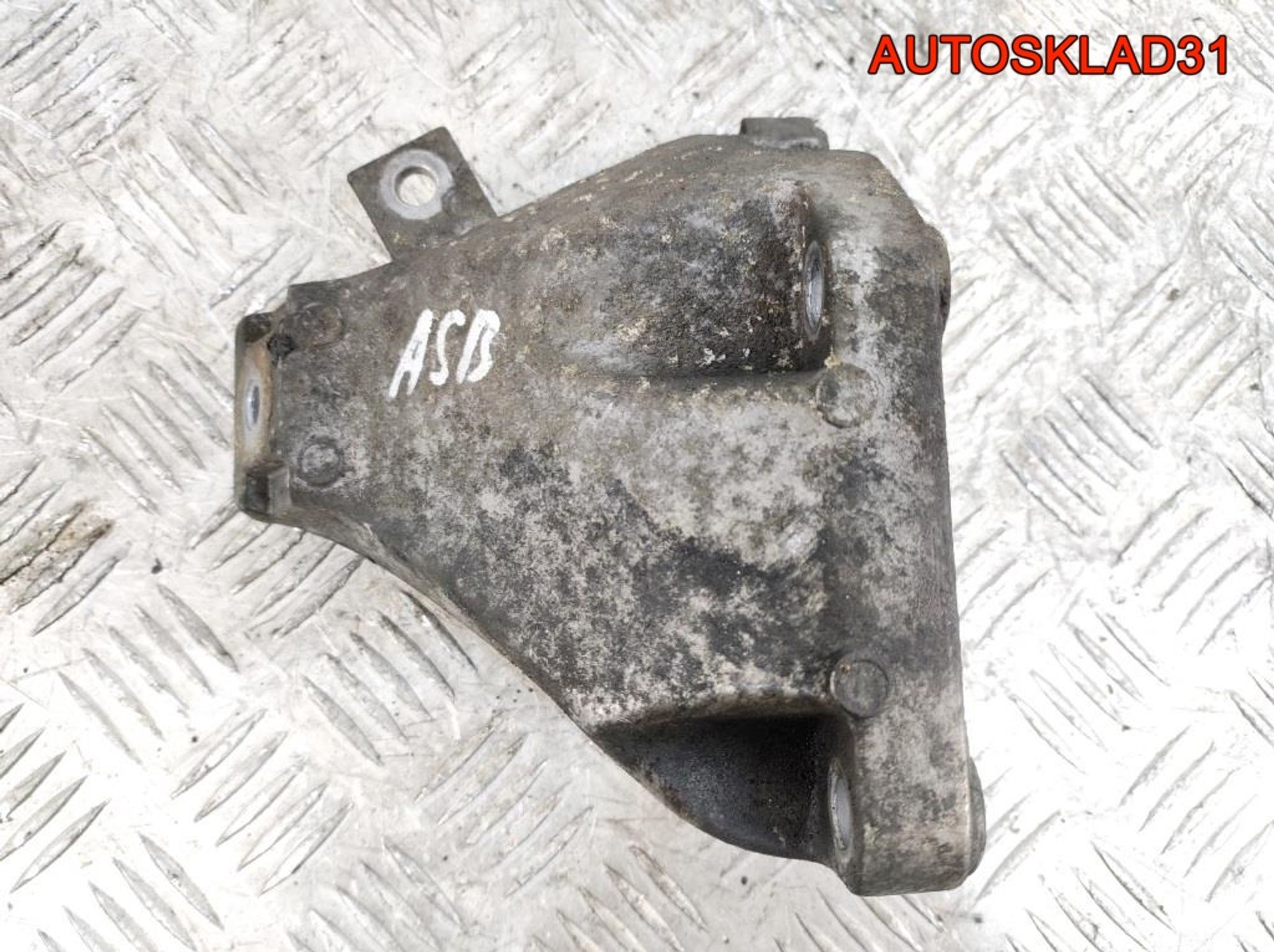 Кронштейн двигателя правый Audi A4 B7 3.0 ASB 8E0199308AK, 600 рублей, Дубовое