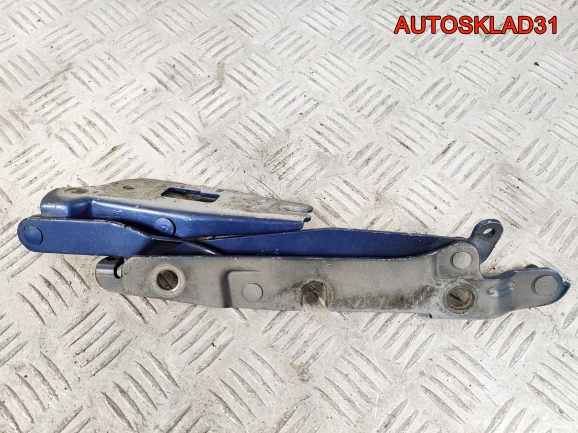 Петля крышки багажника левая Audi A4 B7 8E5827301, 900 рублей, Дубовое