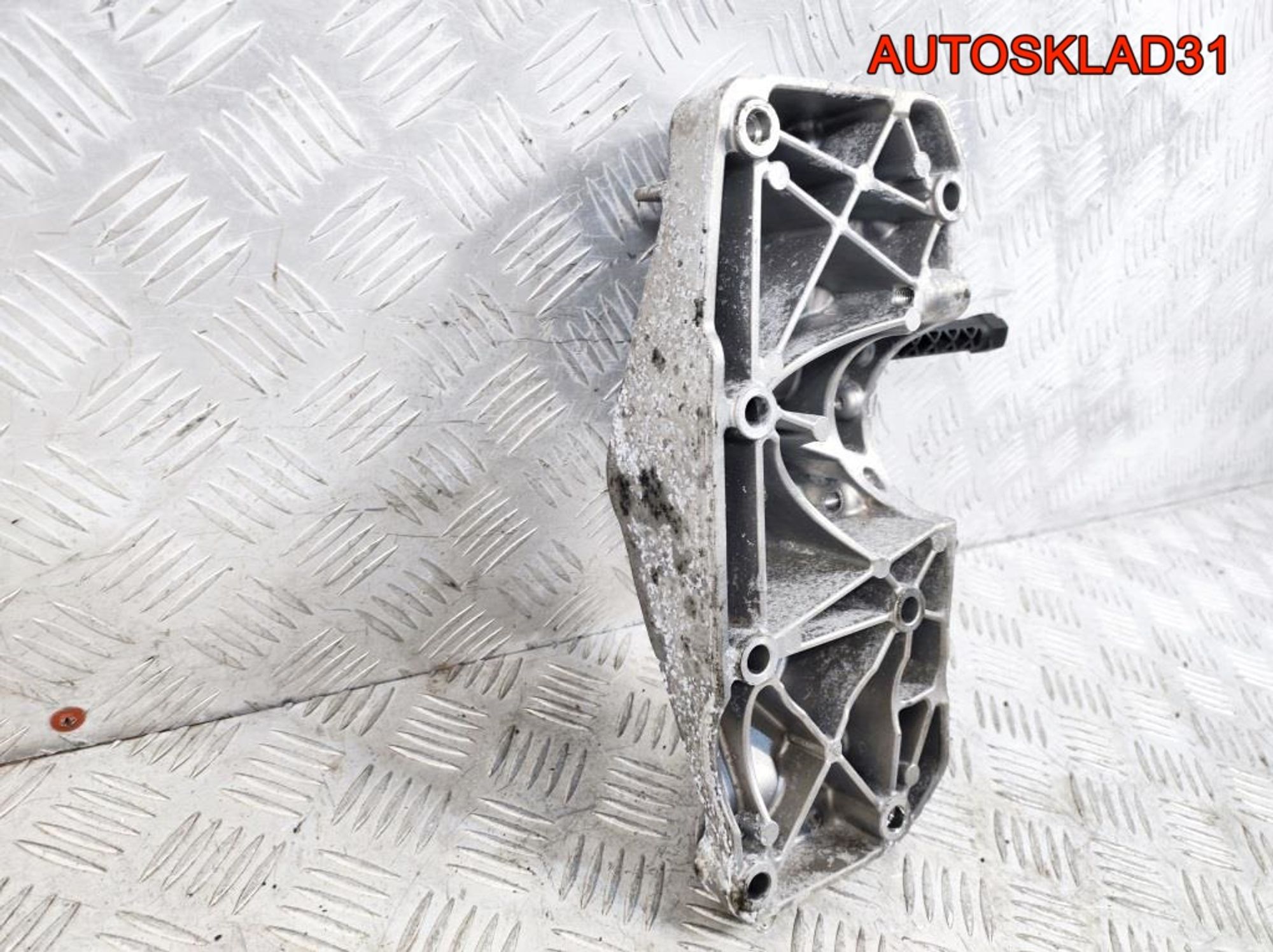 Кронштейн генератора BMW F30 В47D20A 11167619250, 1700 рублей, Дубовое