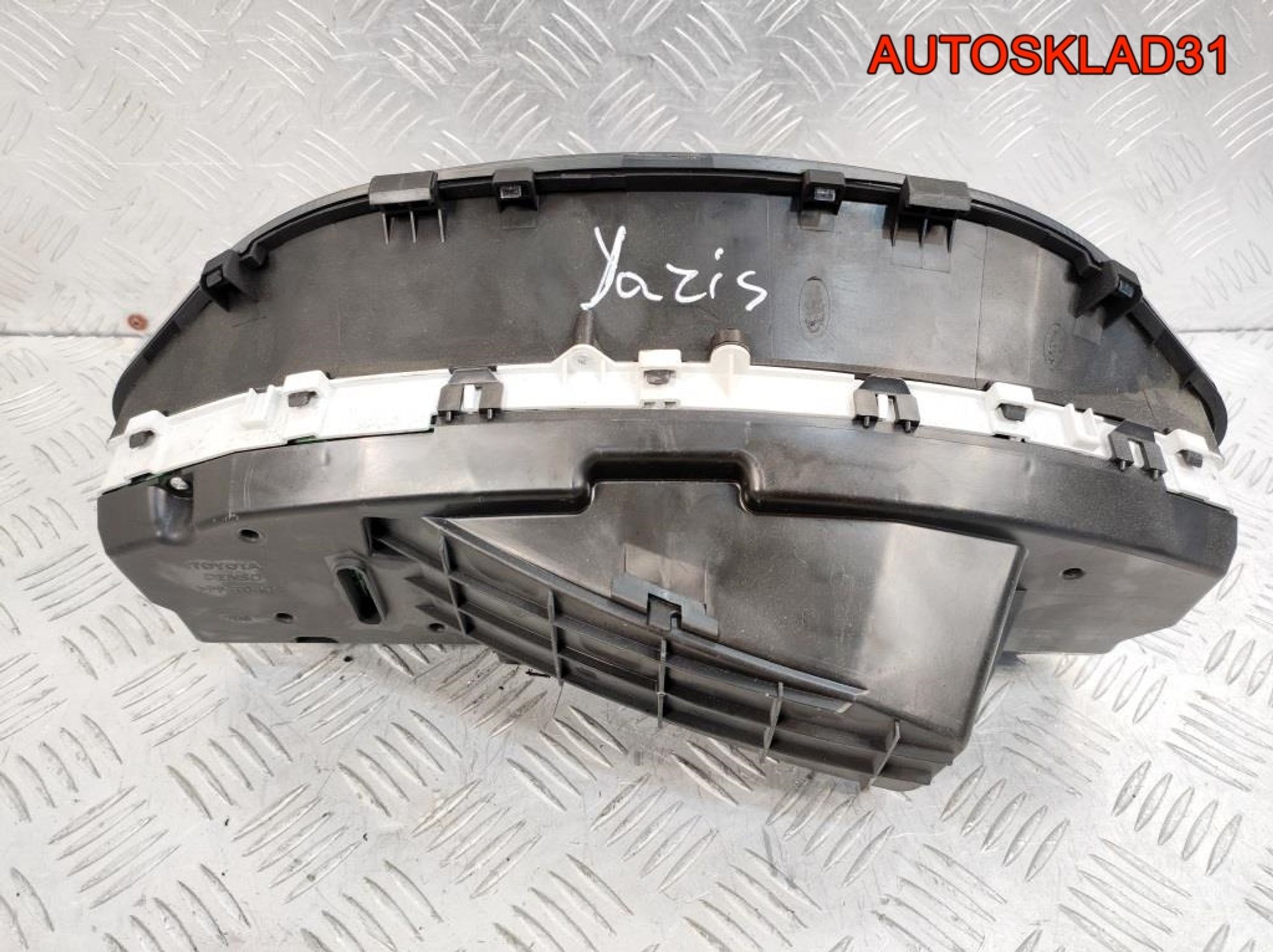 Панель приборов Toyota Yaris 2 1.3 Бензин 838000DJ60, 16000 рублей, Дубовое