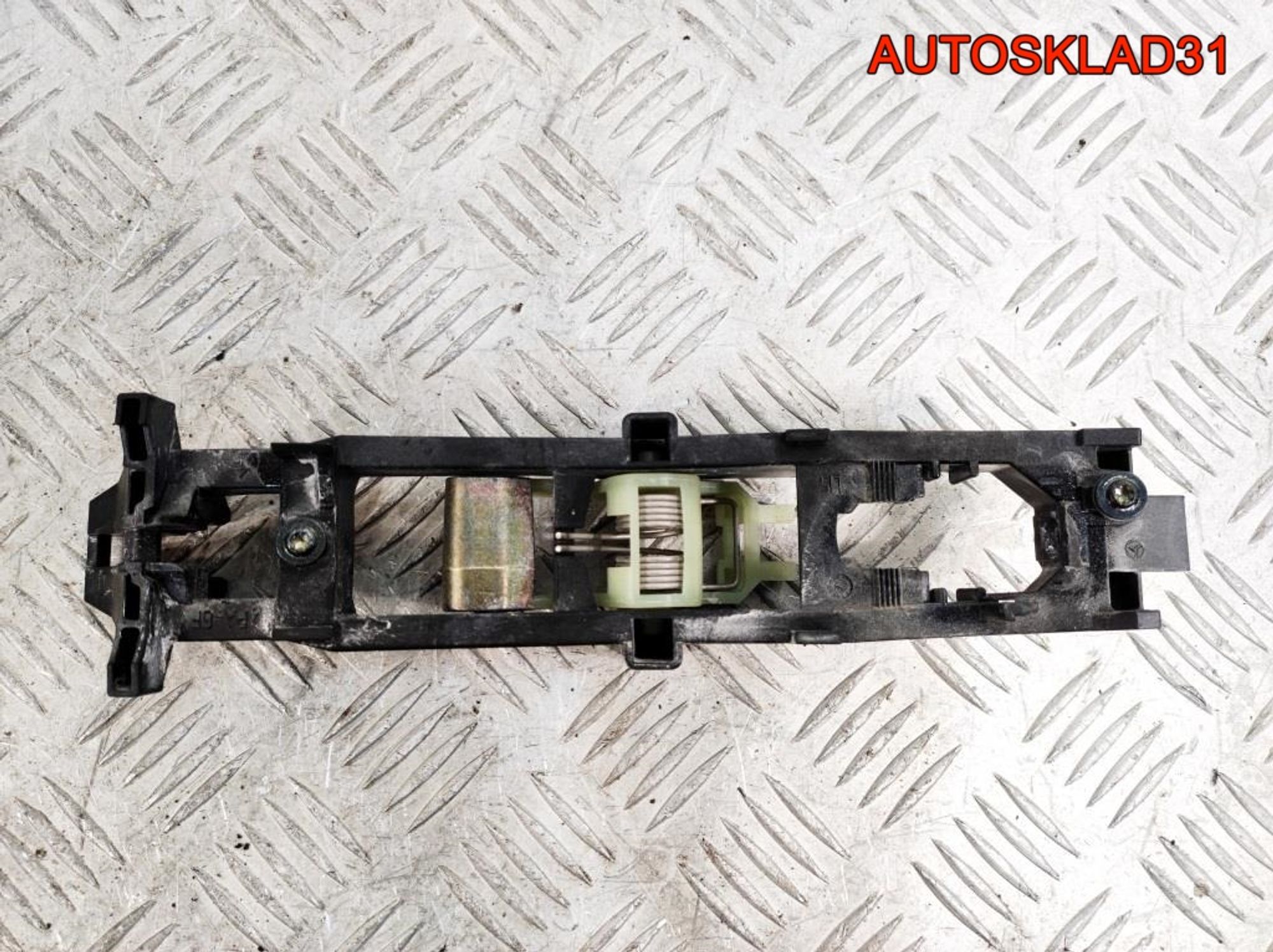 Кронштейн ручки задней левой Mercedes W211 A2037600334, 900 рублей, Дубовое