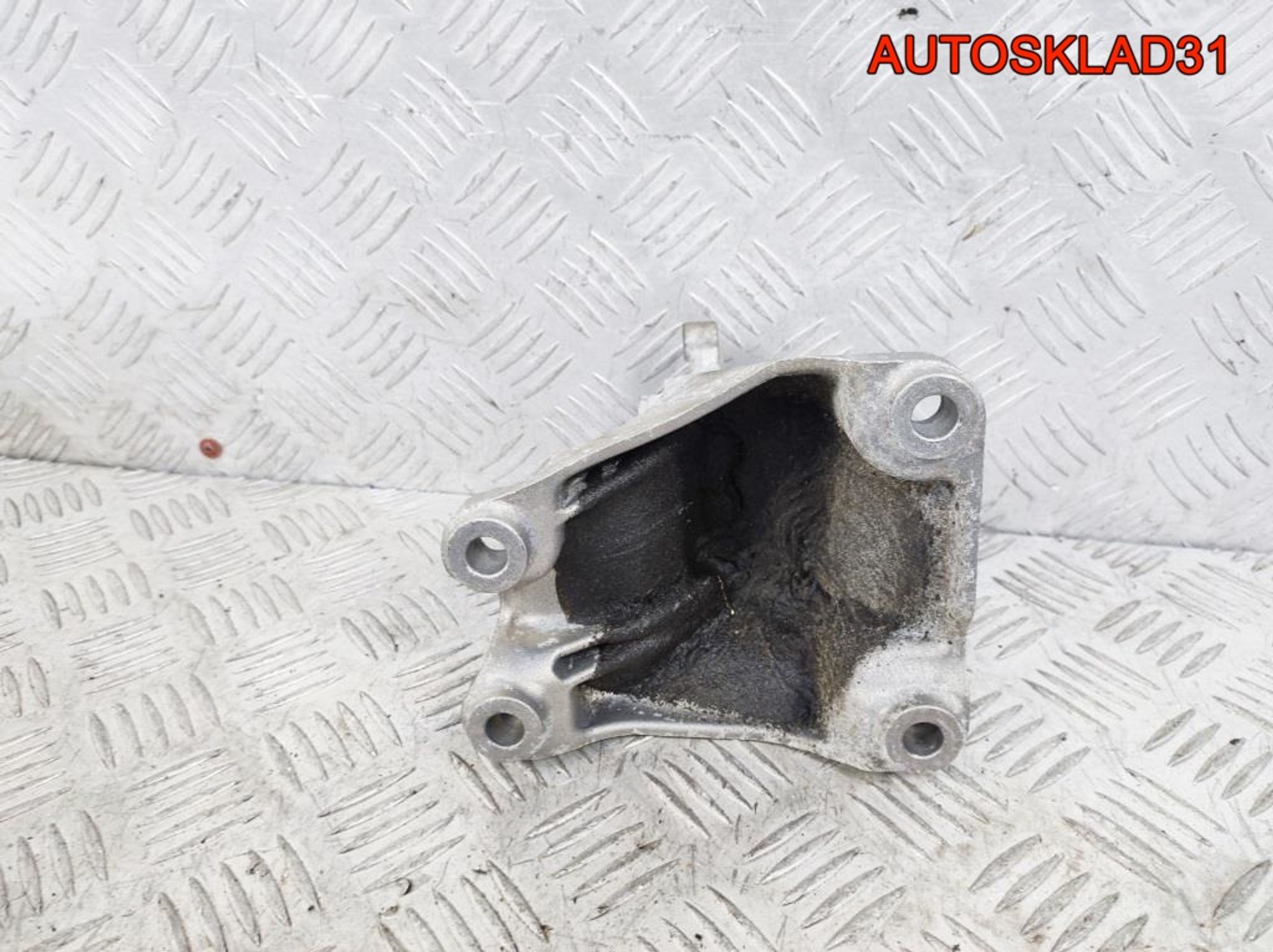 Кронштейн двигателя правый F30 B47D20A 22116859416, 1700 рублей, Дубовое