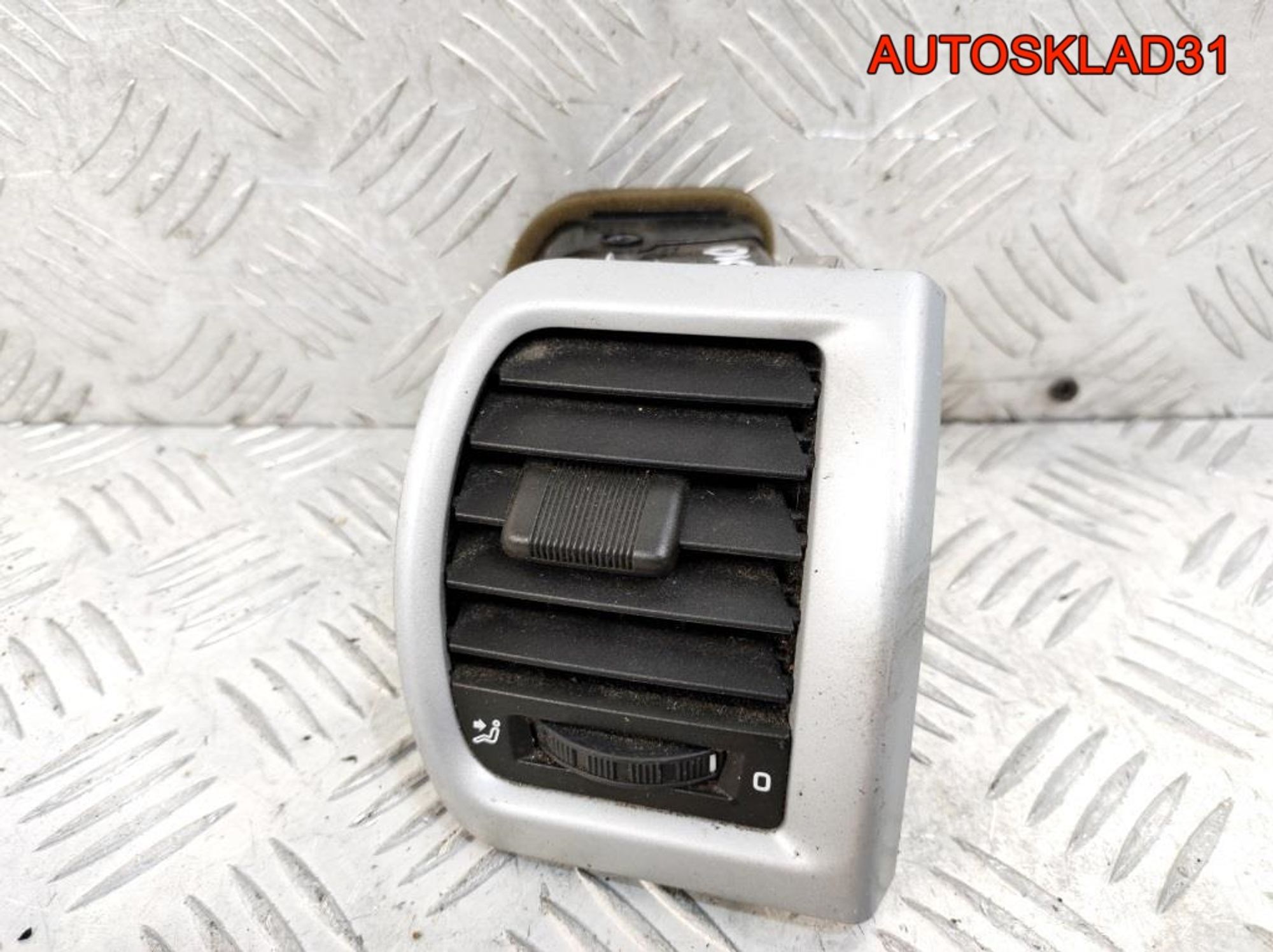 Дефлектор воздушный правый Skoda Fabia 2 5J0819702, 900 рублей, Дубовое